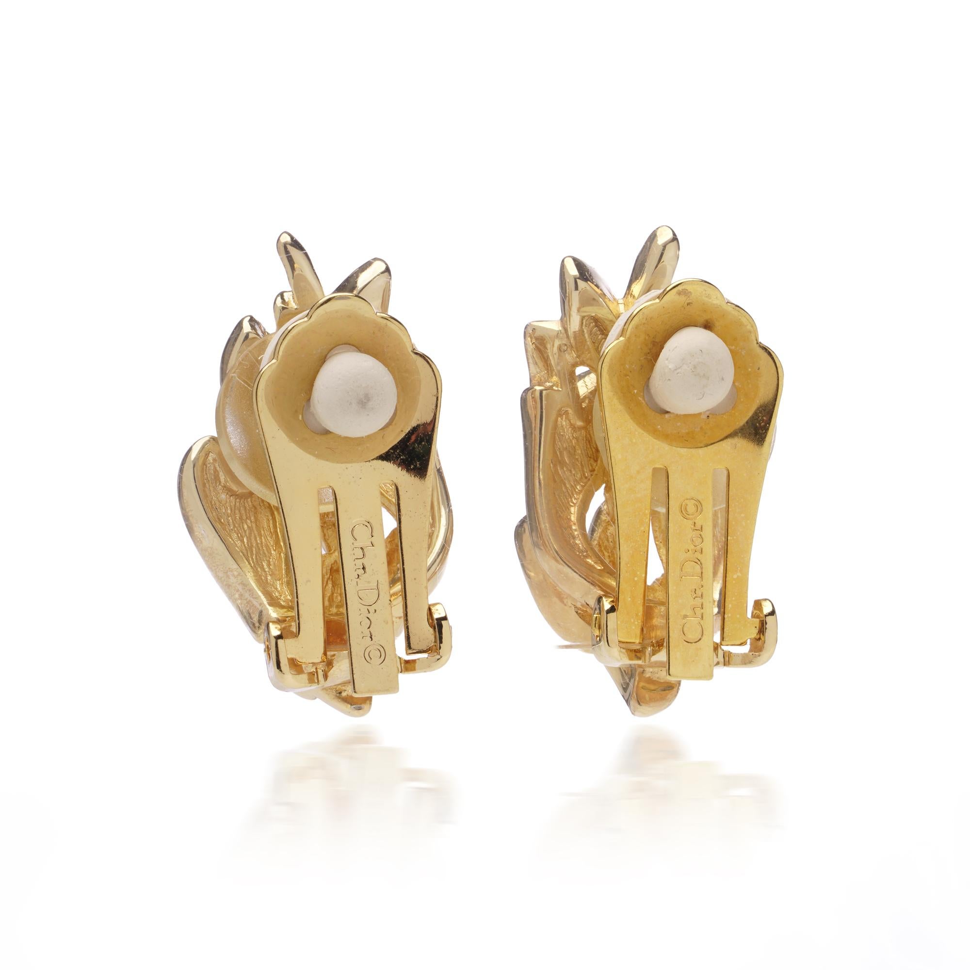These vintage Christian Dior clip-on earrings feature a sculptural gold-tone leaf motif, each accented with sparkling clear crystals. Measuring 2.5 x 1.3cm.

Dimensions & Specifications:
Brand: Christian Dior
Type: Vintage Clip-On Earrings
Design: