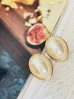 Pendientes grandes, gruesos y ovalados de Christian Dior Vintage, dorados, con perlas icónicas blancas y acabado brillante