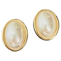 Pendientes grandes, gruesos y ovalados de Christian Dior Vintage, dorados, con perlas icónicas blancas y acabado brillante