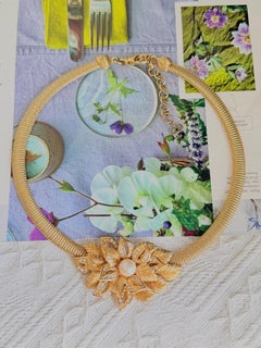 Collana Omega intrecciata a foglia con cristalli bianchi e perla grande, Christian Dior Vintage Gold