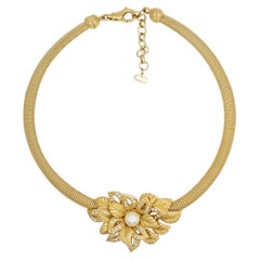 Collana Omega intrecciata a foglia con cristalli bianchi e perla grande, Christian Dior Vintage Gold