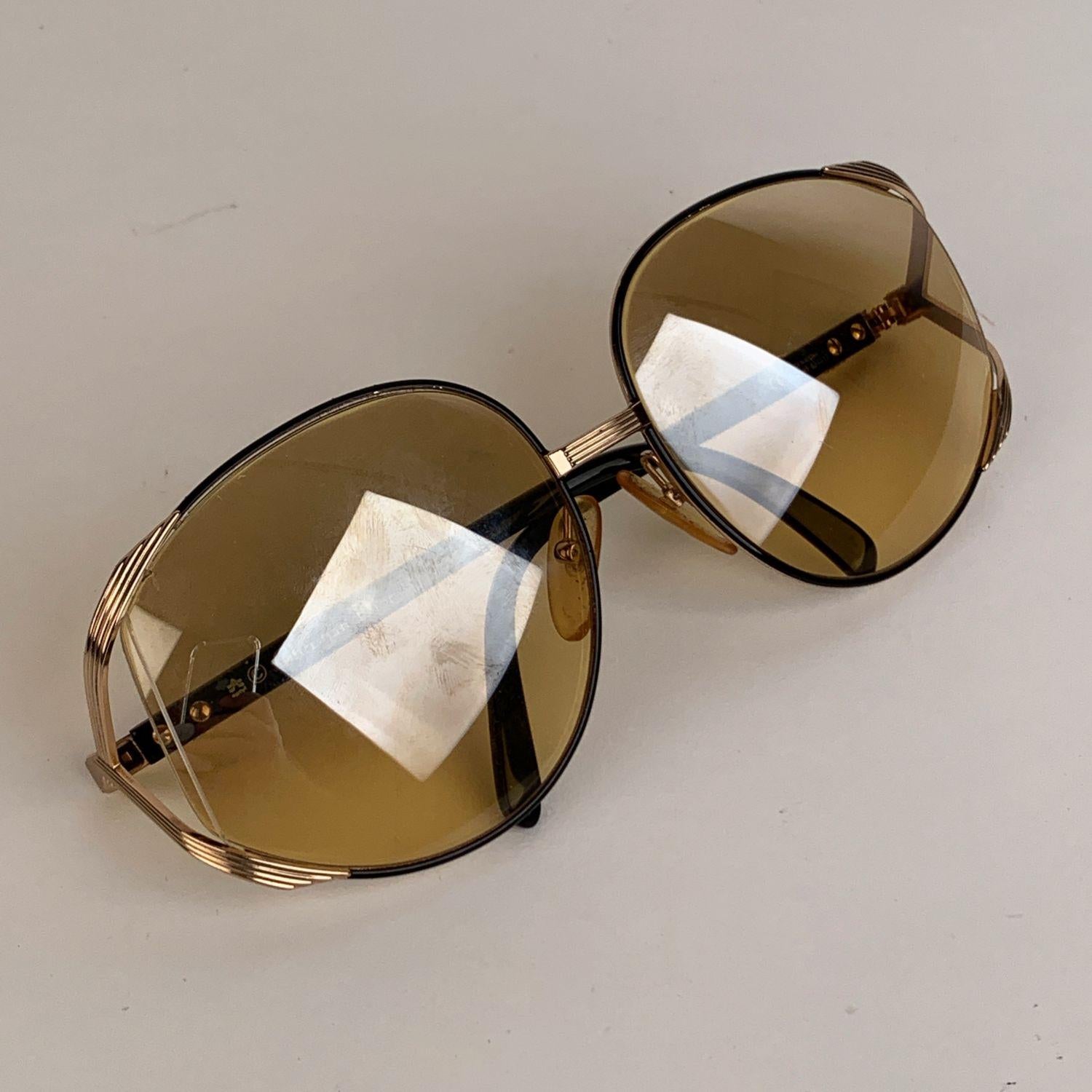 CHRISTIAN DIOR Vintage 1980s gold metal oversized sunglasses with black accents. Yellow new lenses. Black acetate arms. Handmade in Germany. CD logo on temples. Mod. & Refs: 2250 - 48 - 63/17




Details

MATERIAL: Metal

COLOR: Black

MODEL: