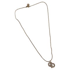 Christian Dior, collier pendentif vintage en or, métal et cristal CD