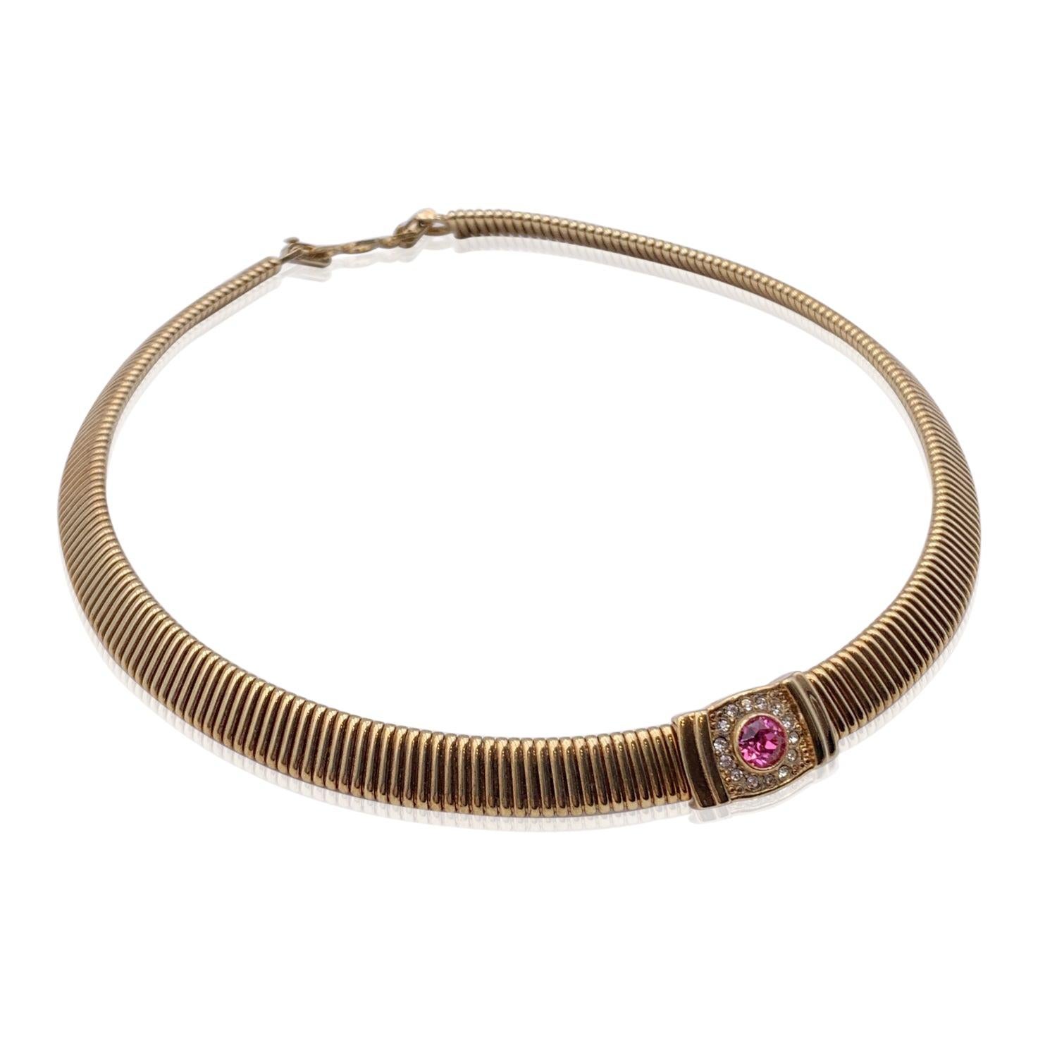 Vintage Christian Dior gold metal necklace with pink and white crystals. Central rectangular motif, an oval cabochon round pink crystal ​​and a brilliant cut diamond surround. 'Ch. Dior' engraved on the reverse of the closure. Condition A -