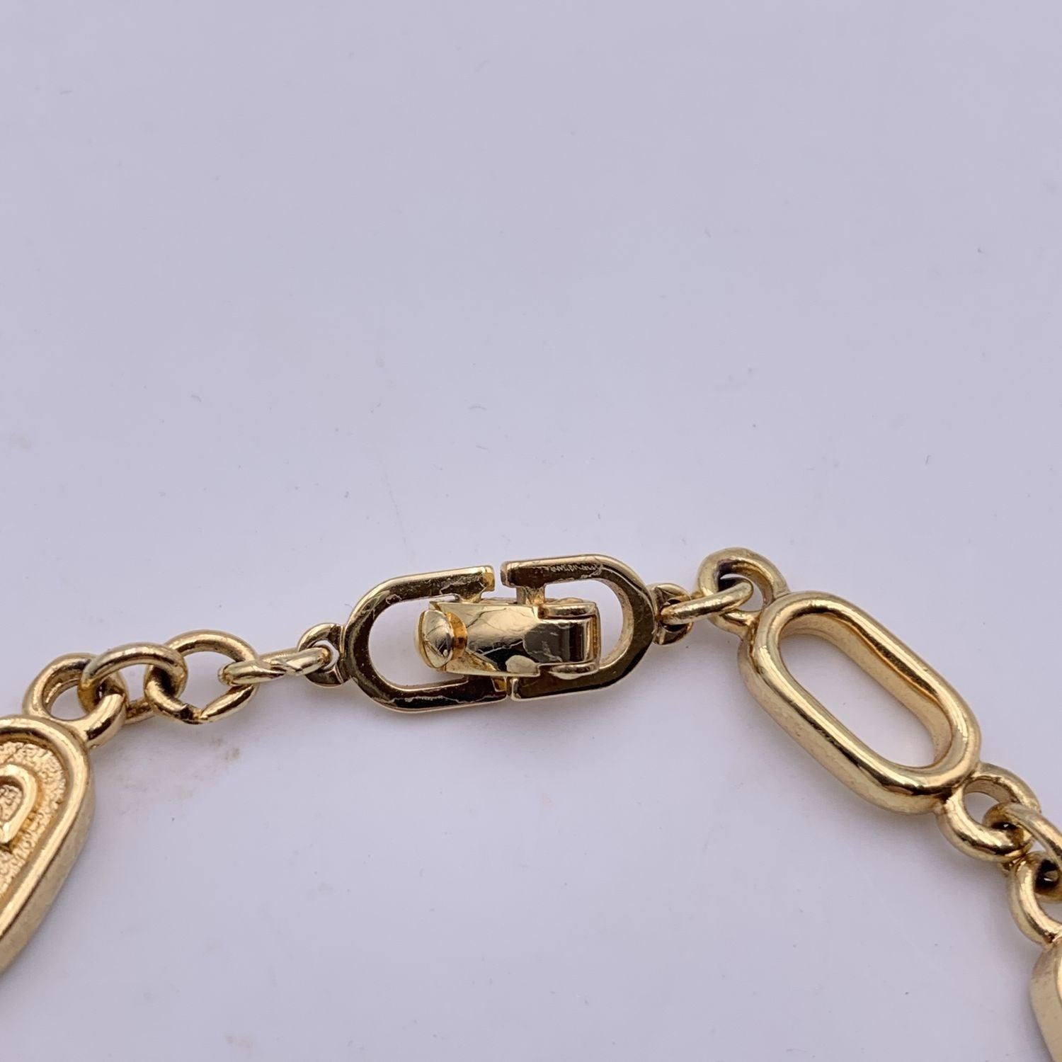 Vintage gold metal chain bracelet by CHRISTIAN DIOR. Oval chain links. Clasp closure. Total length: 7 inches - 17.8 cm. 'Chr. Dior' engraved on the closure. Condition A - EXCELLENT Gently used. Dior box included. Please check pictures carefully and