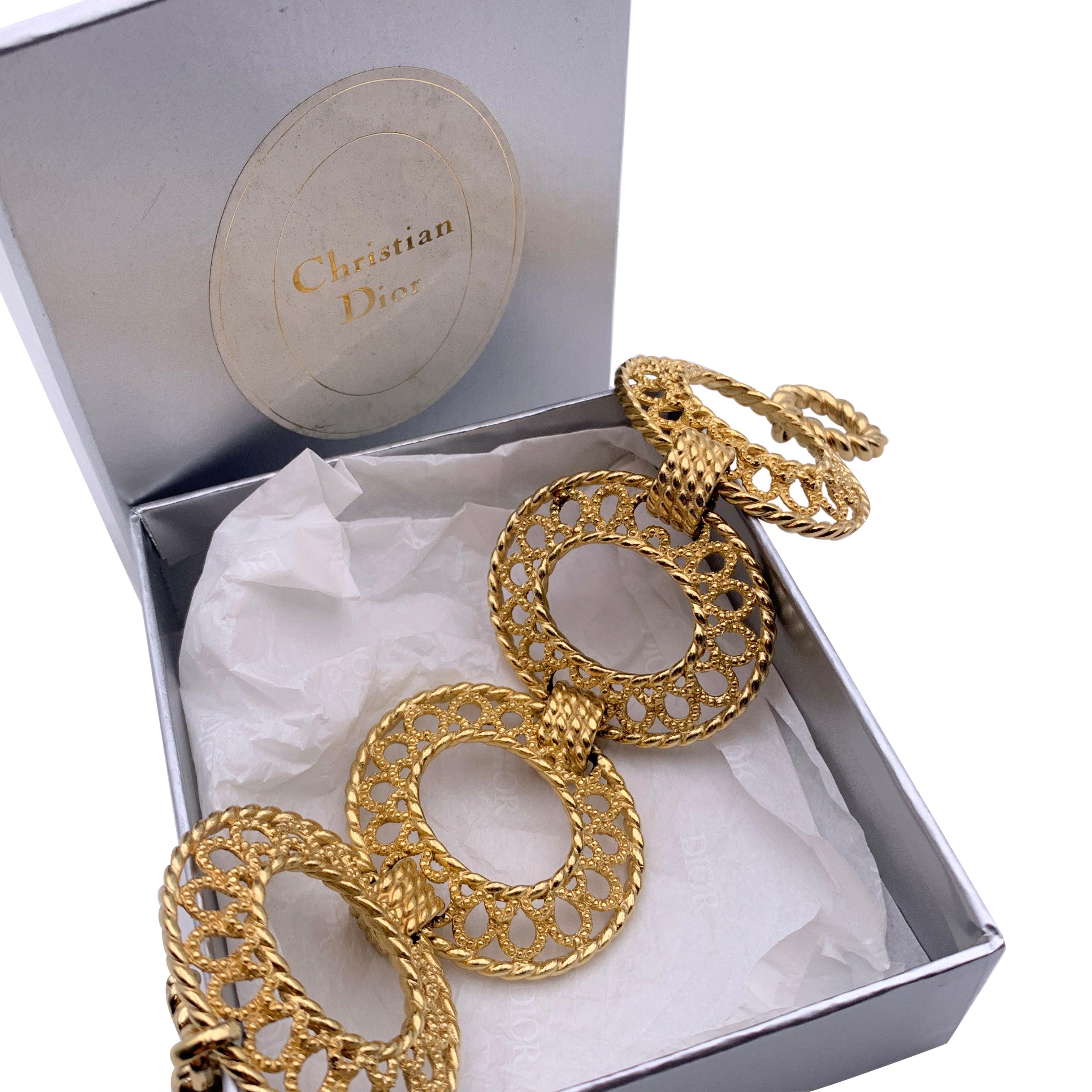Goldfarbenes Metallkettenarmband von CHRISTIAN DIOR aus den 90er Jahren. Ovale Ringform, gelenkige Glieder und Knebelverschluss. Gesamtlänge: 8 Zoll - 20,3 cm. 'Chr. Dior