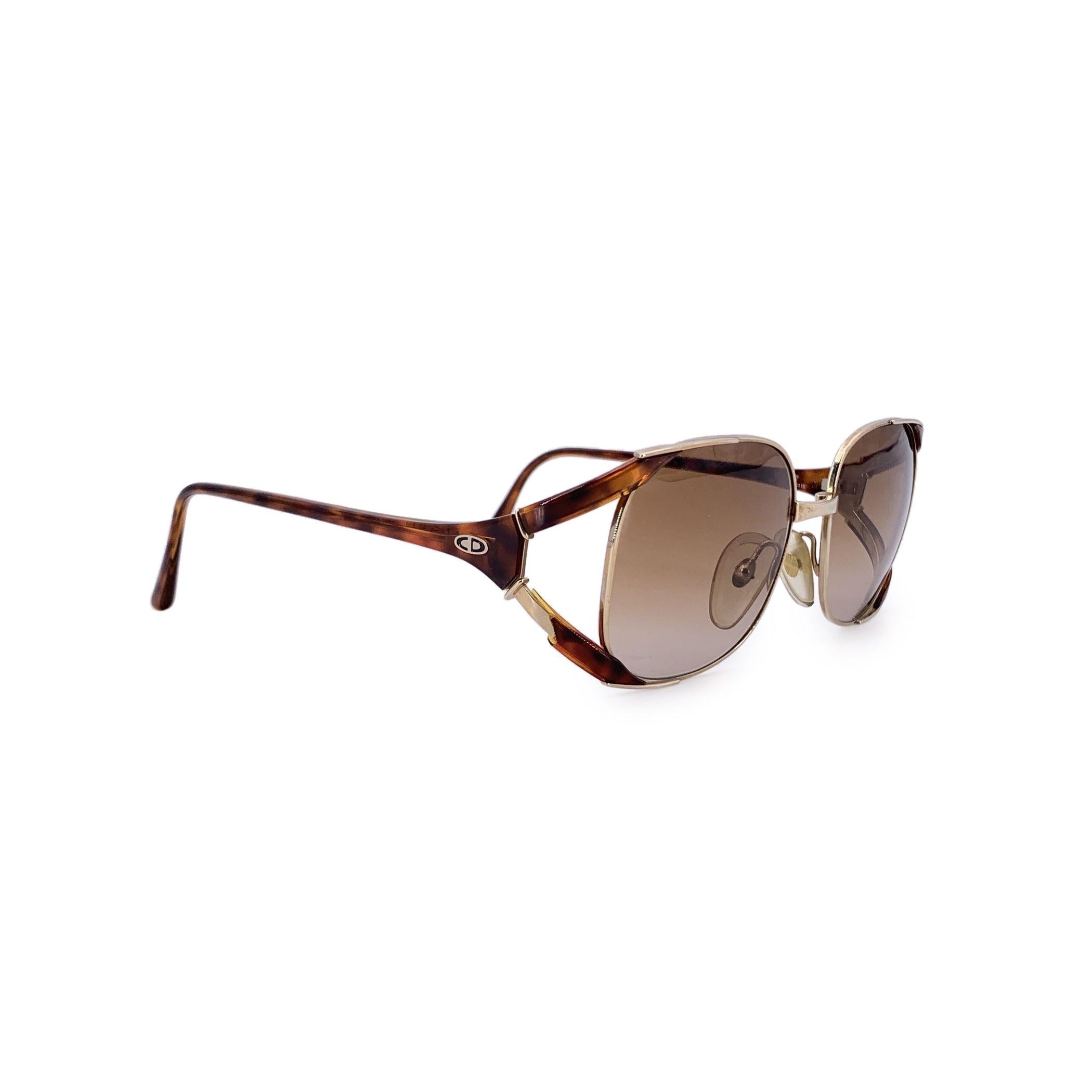 Diese Vintage-Sonnenbrille von Christian Dior, Modell 2524 41 - 52/16, ist ein wahres Schmuckstück aus dem goldenen Zeitalter der Designerbrillen und verkörpert den Inbegriff von schlichtem Luxus. Die in Deutschland mit der für Dior typischen Liebe