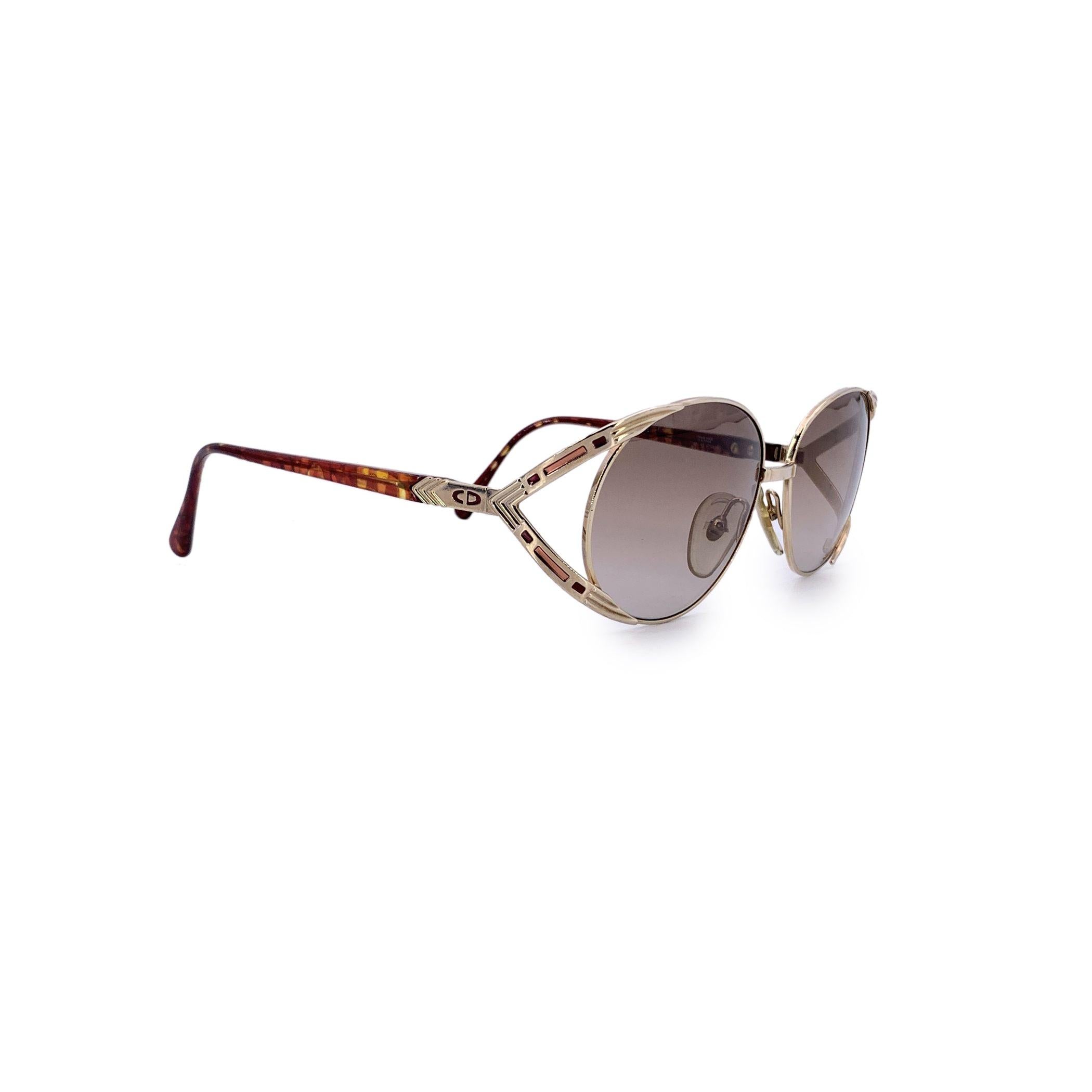 Ein wahres Juwel aus dem goldenen Zeitalter der Designerbrillen, diese Vintage-Sonnenbrille von Christian Dior, Modell 2742 43 - 57/15, fängt die Essenz des unaufdringlichen Luxus ein. Die in Österreich mit der für Dior typischen Liebe zum Detail