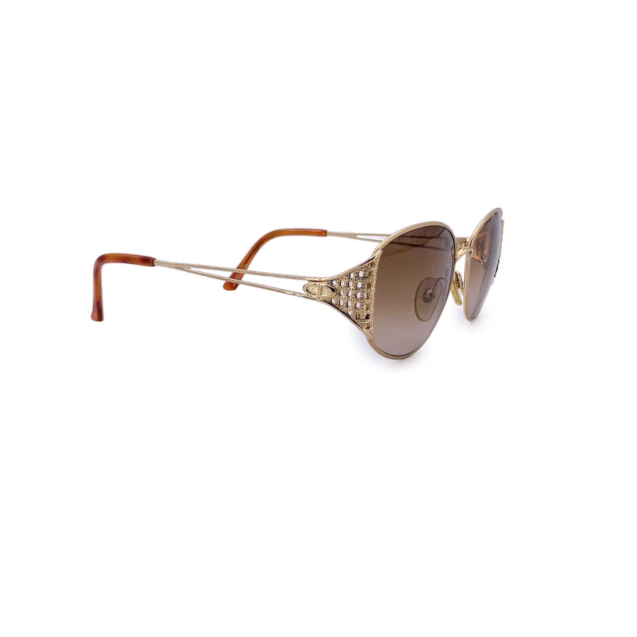 Diese Sonnenbrille mit Strasssteinen von Christian Dior (Modell 2881 - 40) versprüht einen Hauch von Vintage-Glamour und ist ein schillerndes Statement aus den kultigen Archiven des Hauses. Mit ihrer goldenen Metallfront und den eleganten braunen