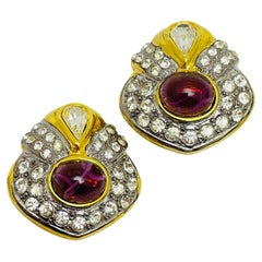 CHRISTIAN DIOR - Boucles d'oreilles clip vintage en plaqué or avec cristaux d'améthystes.