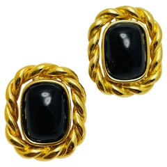 CHRISTIAN DIOR - Boucles d'oreilles clips vintage en plaqué or et cab noir.