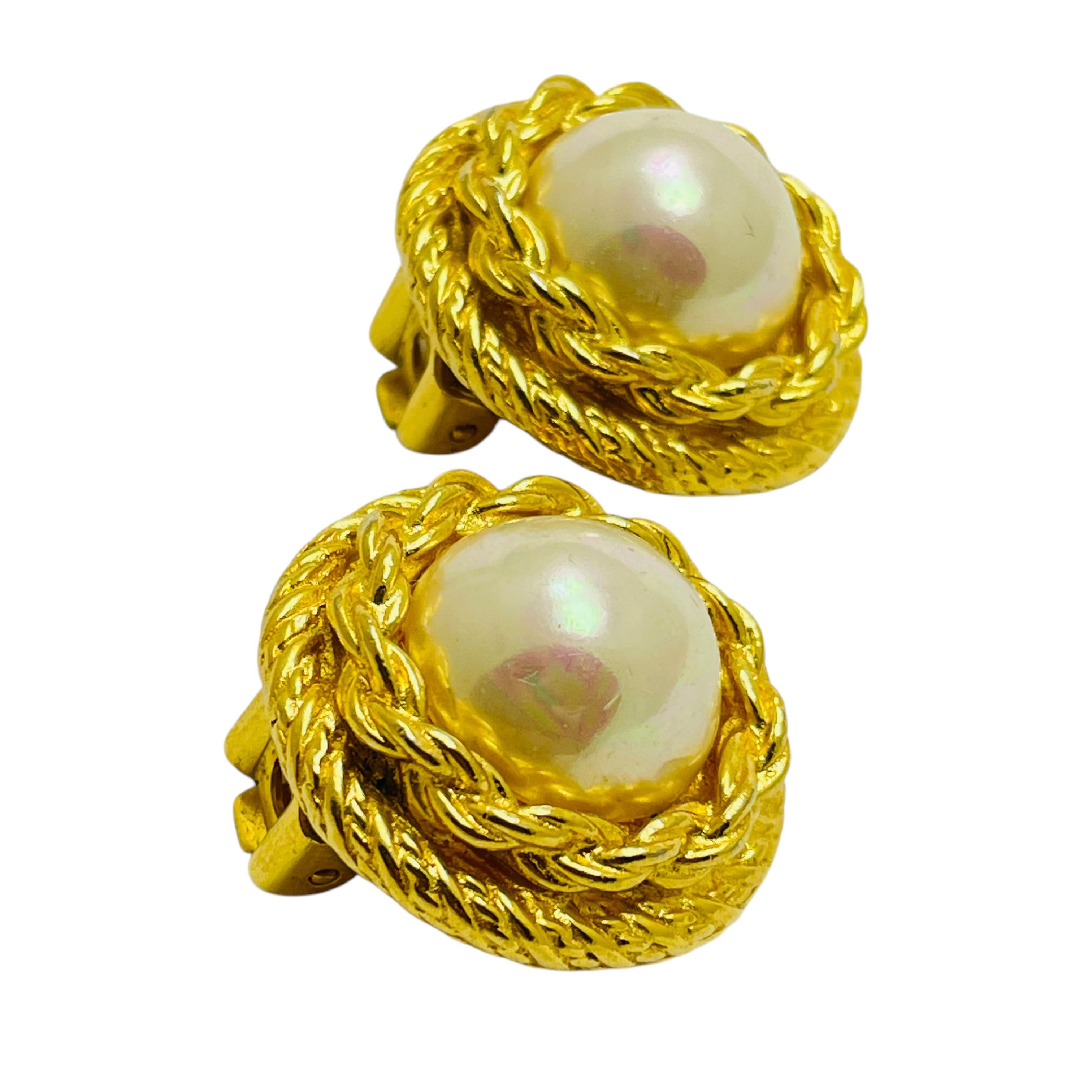 DETAILS

• signed CHRISTIAN DIOR  

• gold plated with glass pearl

• vintage designer earrings

MEASUREMENTS  

• 

CONDITION

•  very good vintage condition with minimal signs of wear 

 Sku 44

❤️❤️  VINTAGE DESIGNER JEWELRY ❤️❤️

❤️❤️ 