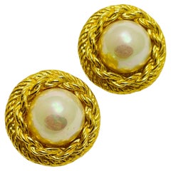CHRISTIAN DIOR - Boucles d'oreilles clips vintage en perles plaquées or.