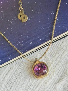 Collier à pendentif carré en cristal d'améthyste mauve et or de Christian Dior Vintage By