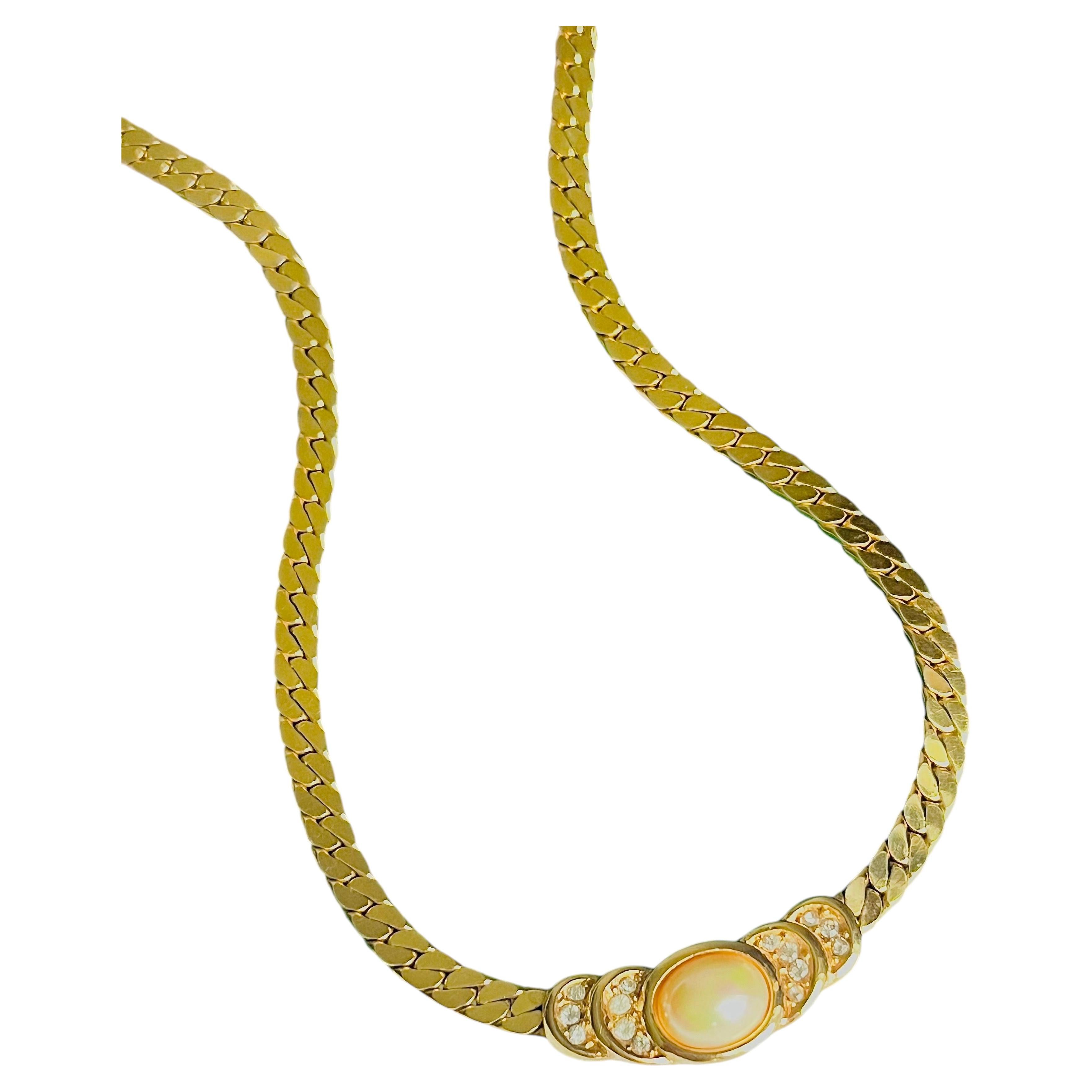 Collar vintage de Christian Dior en oro, con una perla blanca ovalada poco común y cristales en forma de semicírculo en venta