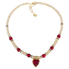 Christian Dior Vintage-Halskette aus Gold, Rot, Rubin, weißen Perlen, Cabochons und Herzanhängern