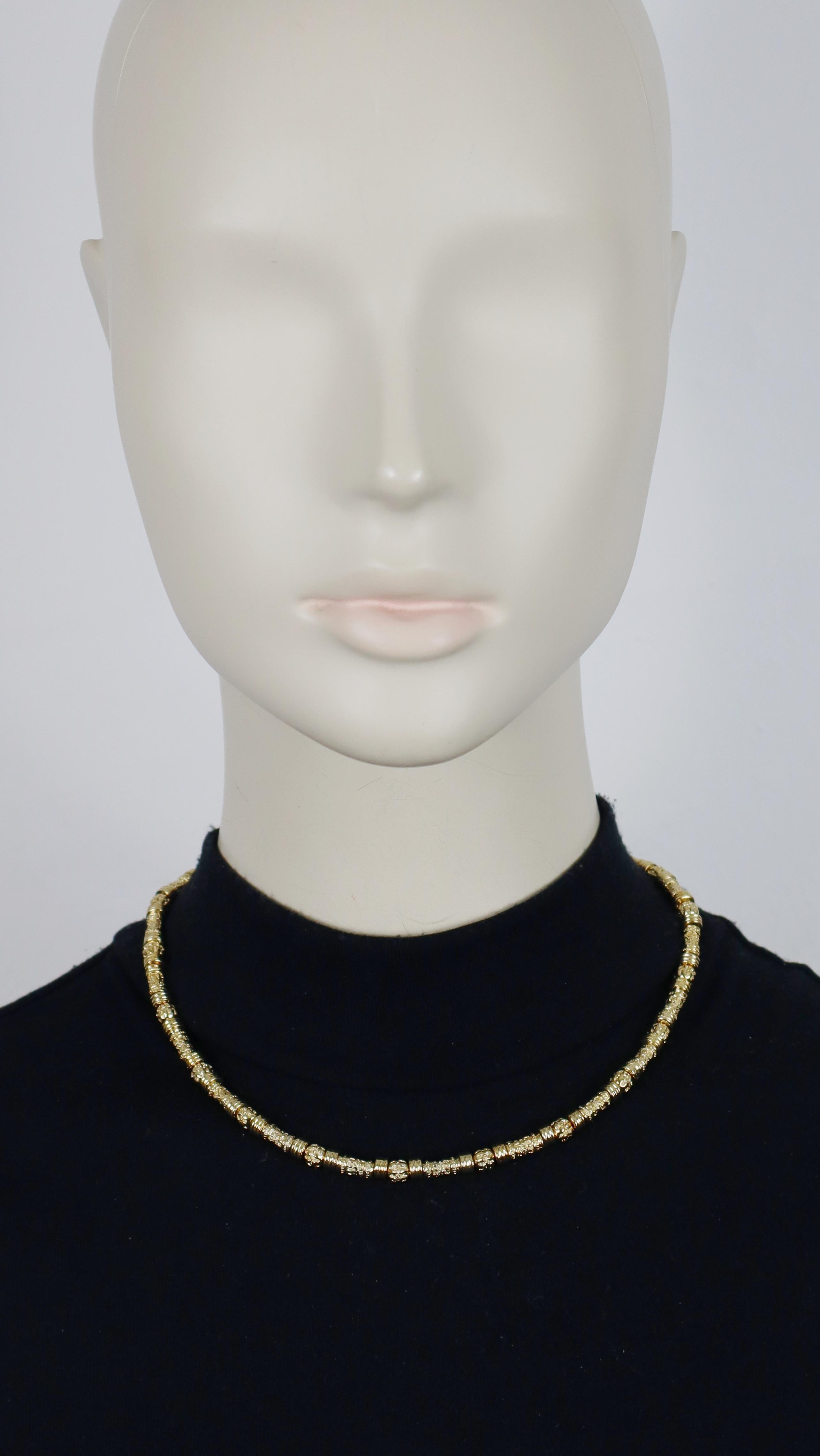 CHRISTIAN DIOR vintage gold tone necklace featuring textured metal beads.

Adjustable hook clasp closure.

Embossed CHR. DIOR.

Indicative measurements : adjustable length from approx. 41 cm (16.14 inches) to approx. 44 cm (17.32 inches) / width