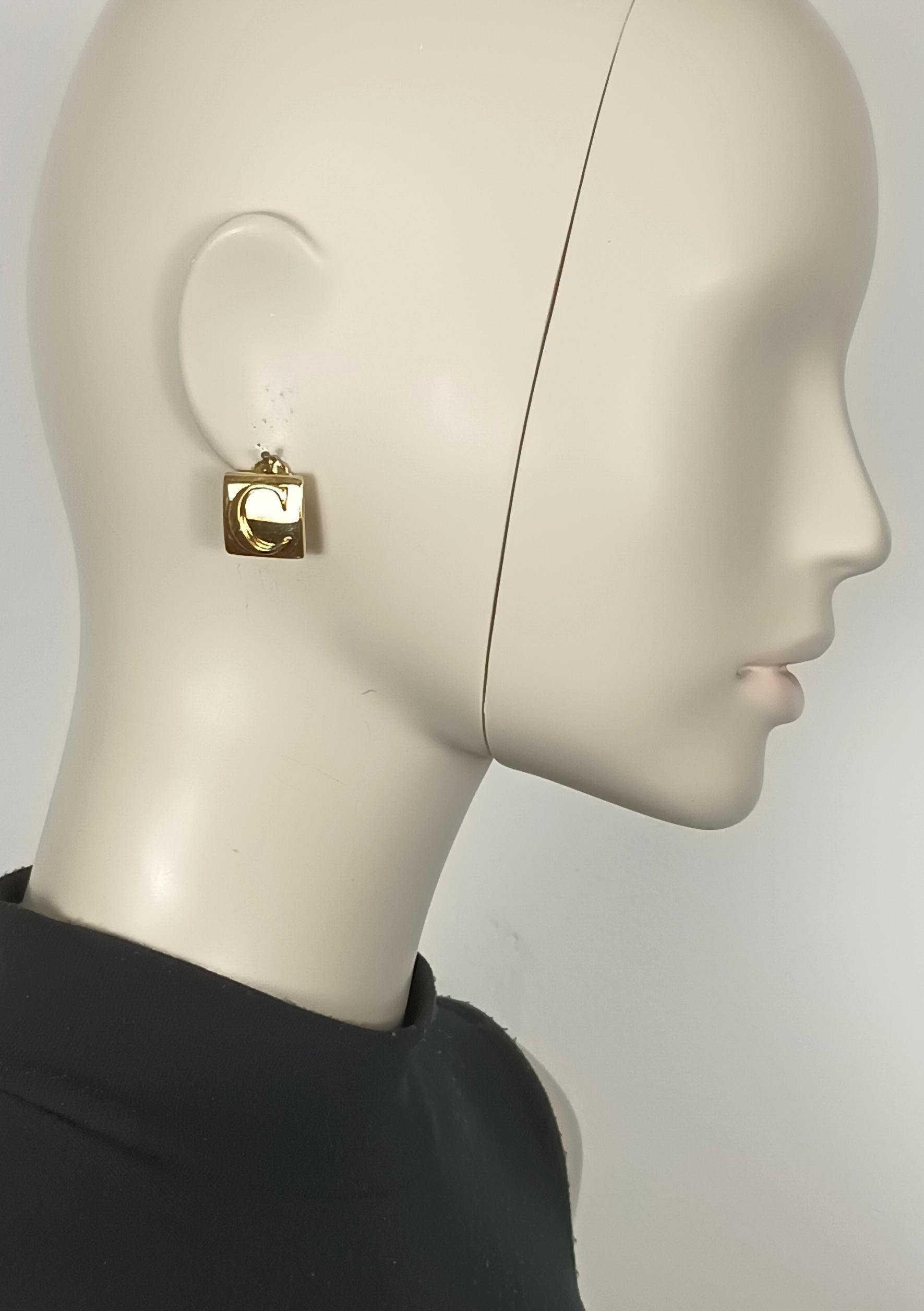 CHRISTIAN DIOR vintage gold tone C and D clip-on earrings.

Embossed DIOR.

Indicative measurements : approx. 1.7 cm x 1.7 cm (0.67 inch x 0.67 inch).

Material : Gold tone metal hardware.

Weight per earring : approx. 6 grams.

NOTES
- This is a
