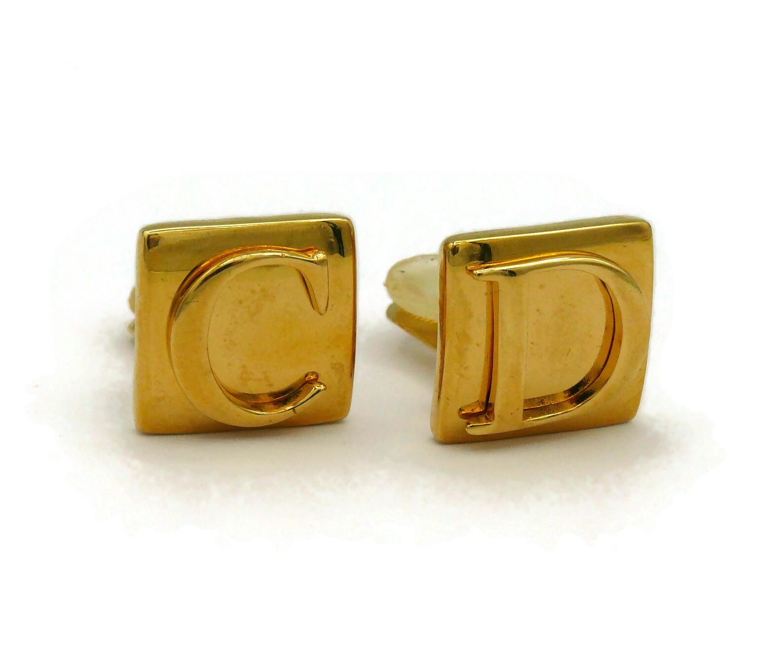 CHRISTIAN DIOR Vintage Gold Tone C D Clip-On Earrings In Excellent Condition For Sale In Nice, FR
