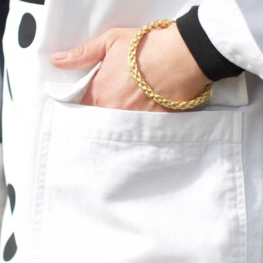 Starrer Armreif im Vintage-Stil von Christian Dior mit einem ineinandergreifenden Kettengliedmotiv aus poliertem, goldfarbenem Metall. Die Innenseite ist signiert 