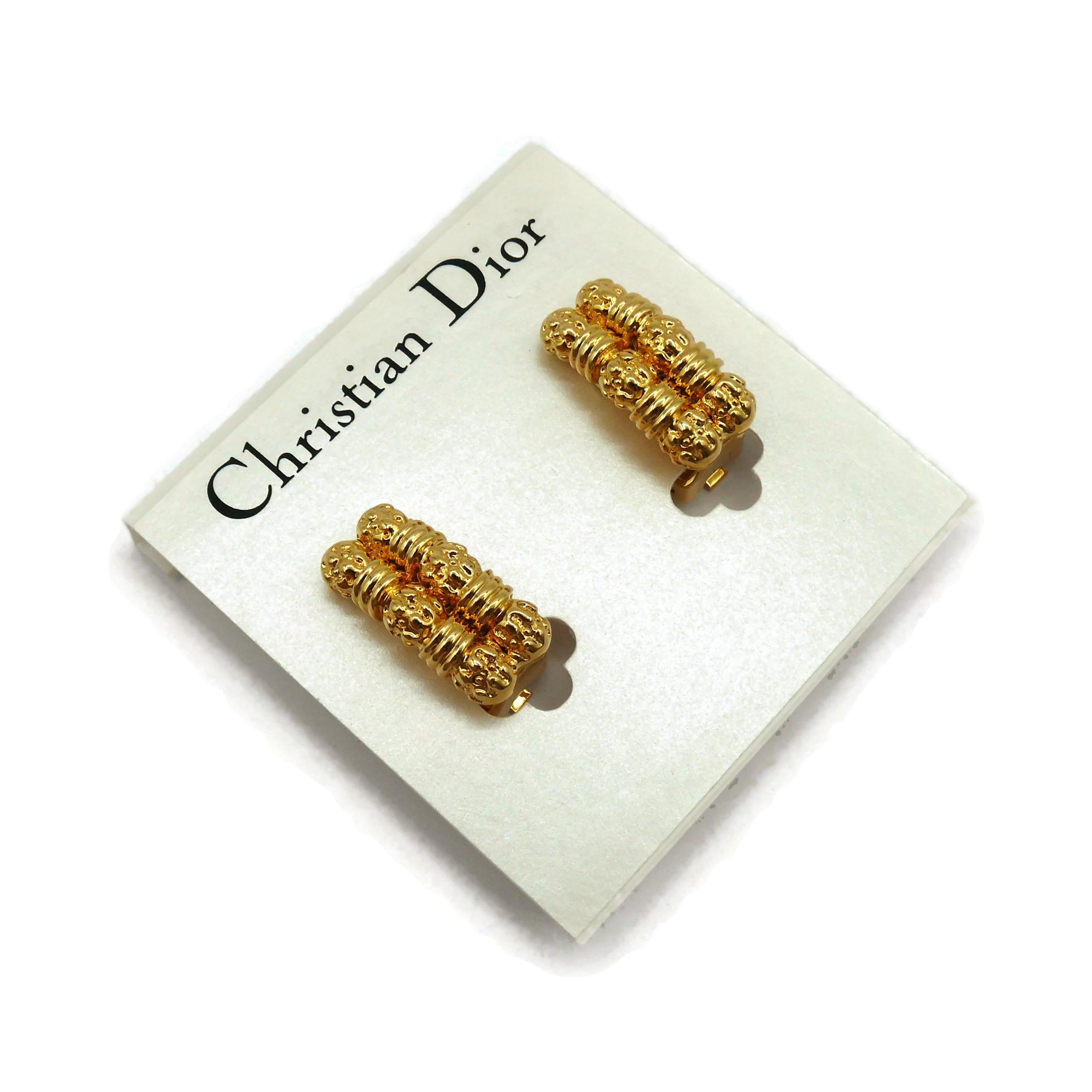 CHRISTIAN DIOR Vintage Gold Tone Clip-On Earrings In Excellent Condition For Sale In Nice, FR