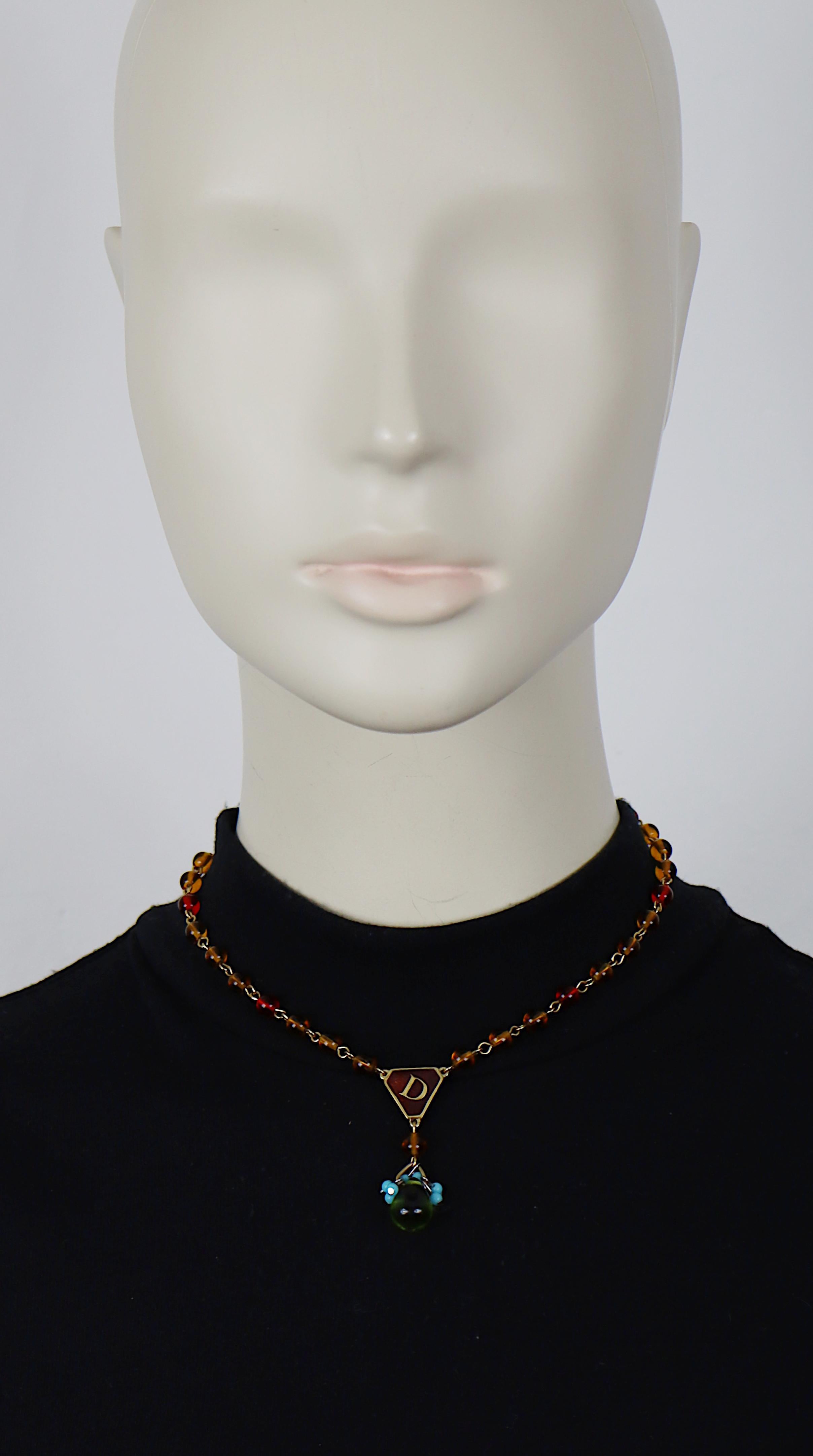 CHRISTIAN DIOR vintage gold tone necklace featuring a brown enamel D letter pendant, turquoise resin beads, citrine/red glass pearls and a green glass drop.

Embossed DIOR ®.

Indicative measurements : length approx. 37 cm (14.57 inches).

Material