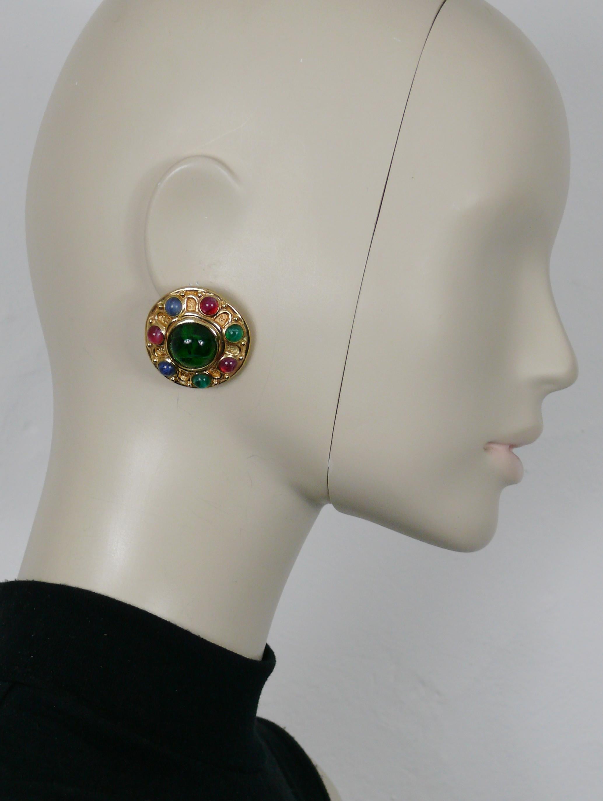 CHRISTIAN DIOR vintage gold tone clip-on earrings embelisshed with multicolour (green, red and blue) marbled glass cabochons.

Embossed CHR. DIOR © GERMANY.

Indicative measurements : diameter approx. 3.5 cm (1.38 inches).

Weight per earrings :