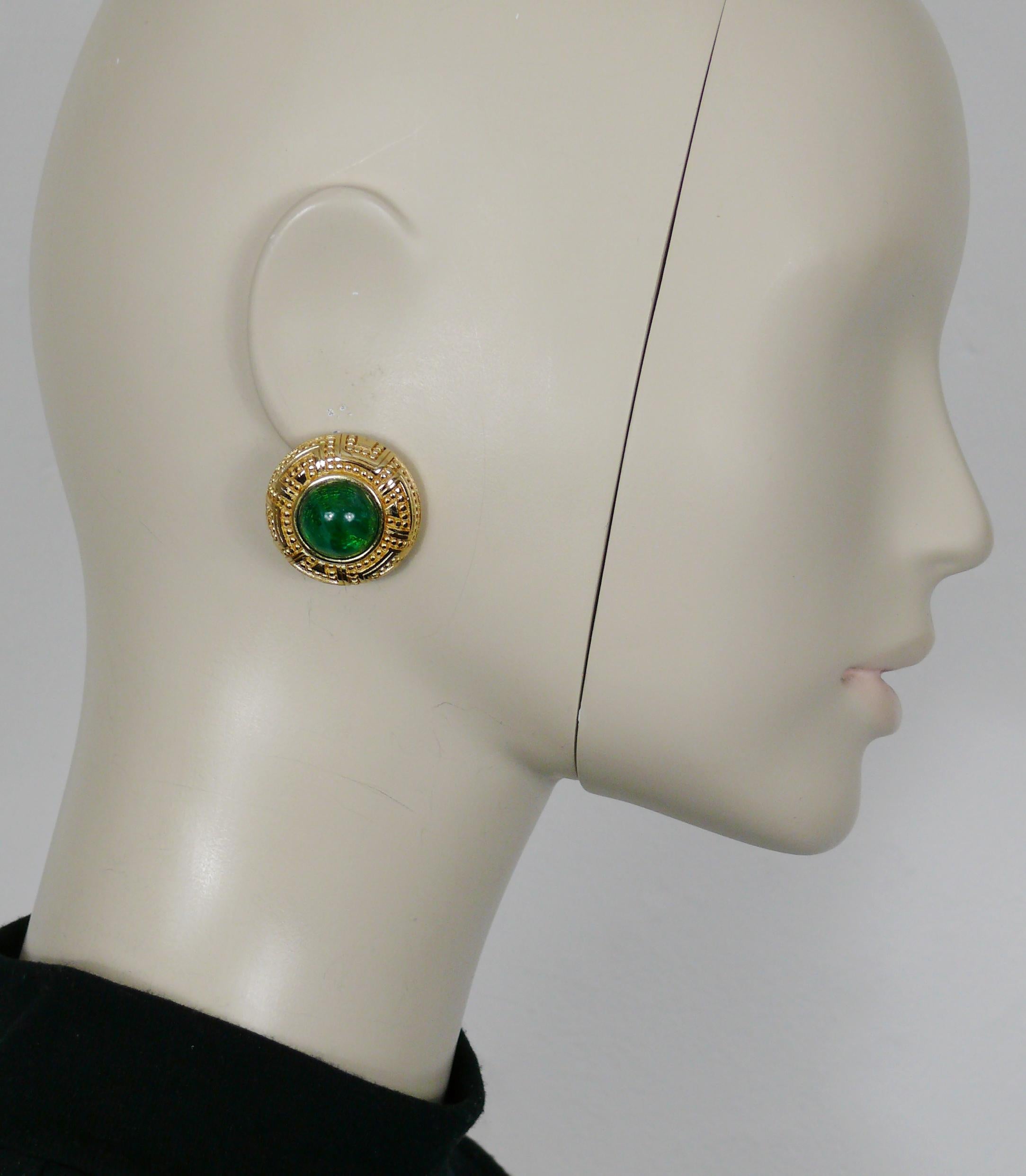 CHRISTIAN DIOR vintage gold tone clip-on earrings embelisshed with a marbled green glass cabochons.

Embossed CHR. DIOR © GERMANY.

Indicative measurements : diameter approx. 2.3 cm (0.91 inch).

Weight per earrings : approx. 18 grams.

Material :