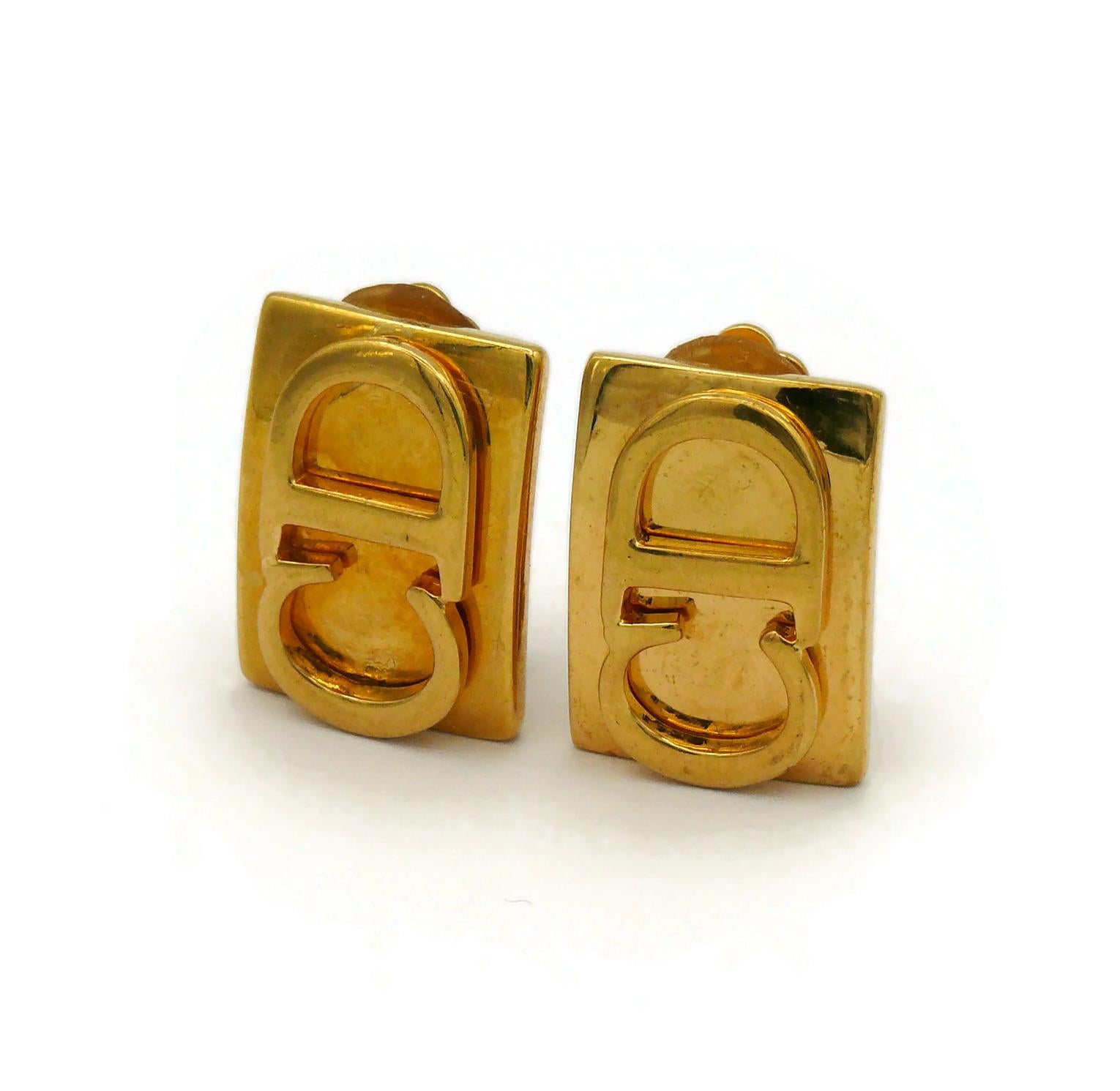 CHRISTIAN DIOR Vintage Gold Tone Logo Clip-On Earrings In Good Condition For Sale In Nice, FR