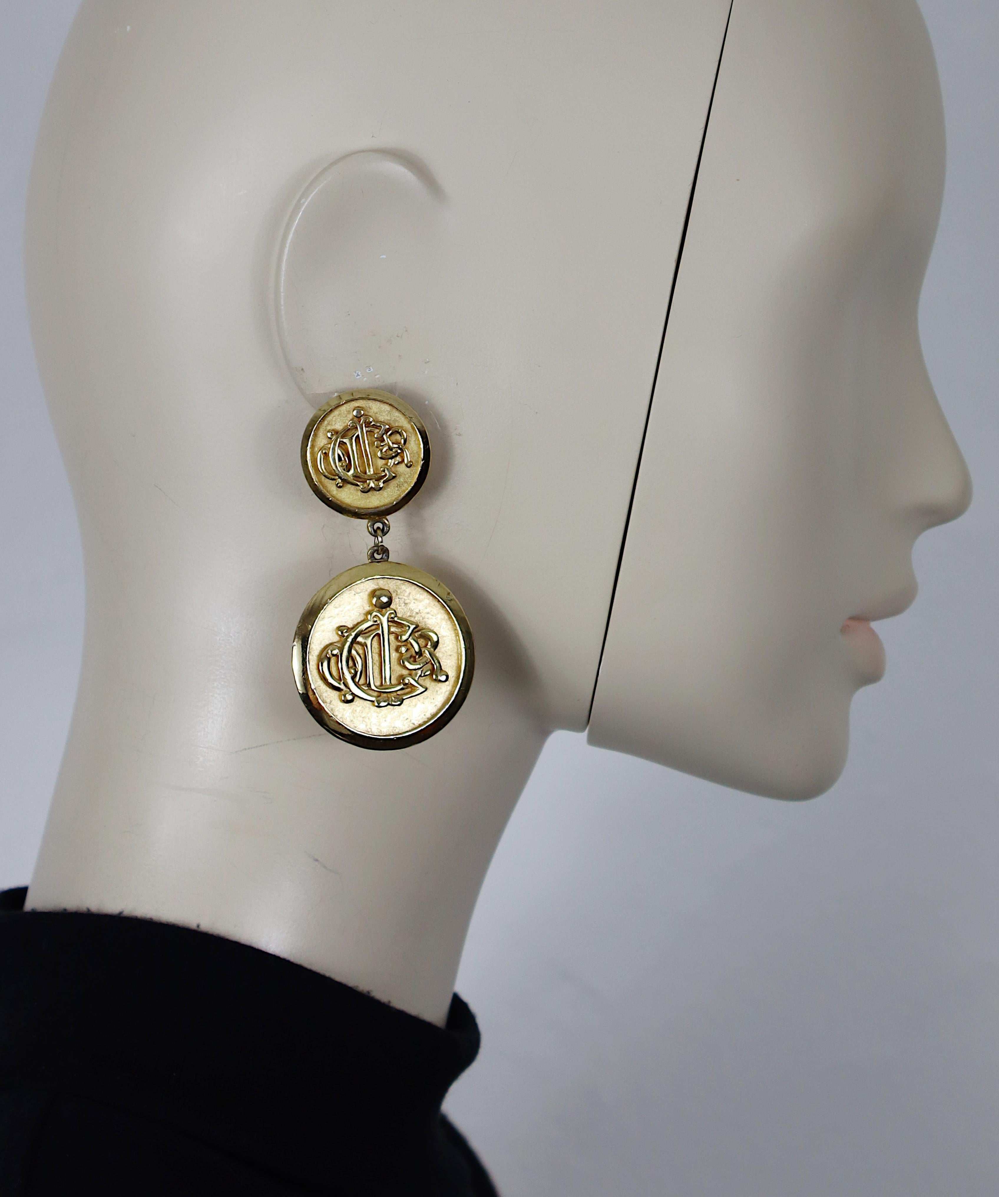 CHRISTIAN DIOR vintage gold tone logo dangling earrings (clip-on).

Embossed CHR. DIOR Germany.

Indicative measurements : height approx. 7 cm (2.76 inches) / max. width approx. 3.6 cm (1.42 inches).

Material : Gold tone metal hardware.

Weight per
