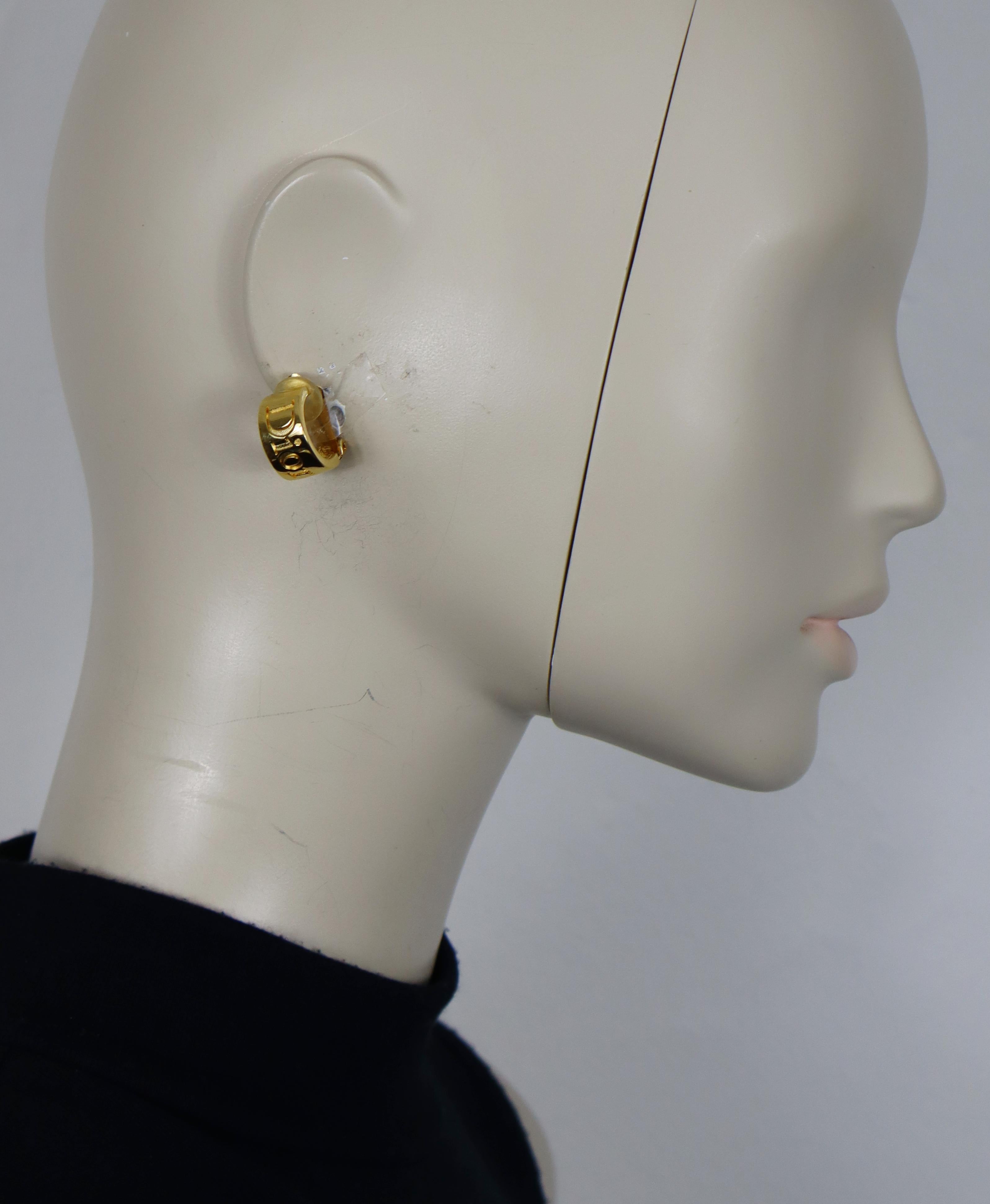CHRISTIAN DIOR vintage gold tone half hoop clip-on earrings embossed with a DIOR logo.

Embossed DIOR ®.

Indicative measurements : max. height approx. 1.7 cm (0.67 inch) / width approx. 1 cm (0.39 inch).

Material : Gold tone metal