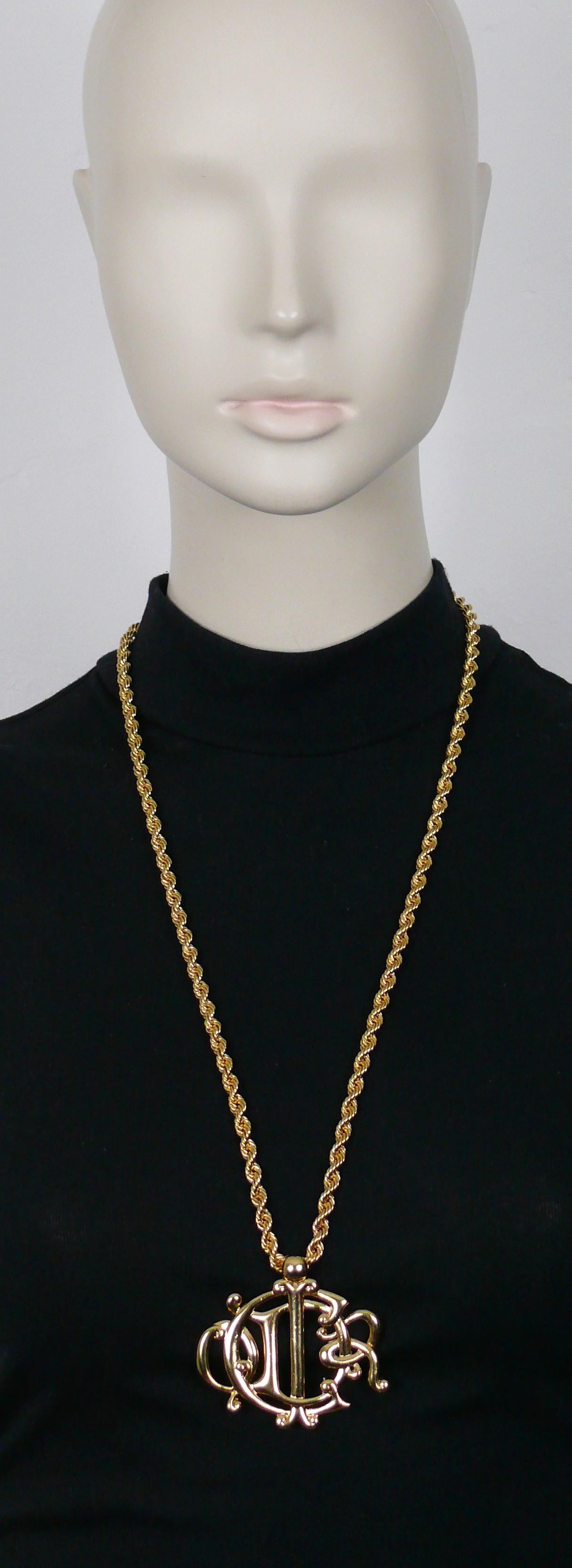 CHRISTIAN DIOR vintage gold tone chain necklace featuring a large C DIOR logo pendant.

Secure clasp closure.

Embossed CHR. DIOR ©.

Indicative measurements : chain length approx. 70.5 cm (27.76 inches) / logo pendant (including bail) approx 6 cm x