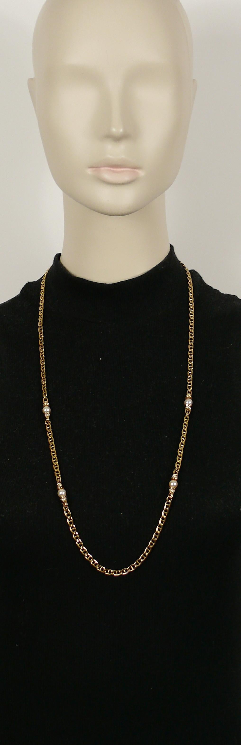 CHRISTIAN DIOR vintage gold toned navy link chain necklace featuring four faux pearls and clear crystals.

Secure clasp closure.

Embossed CHR. DIOR ©.

Indicative measurements : total length approx. 80 cm (31.50 inches) / chain width approx. 0.4 cm