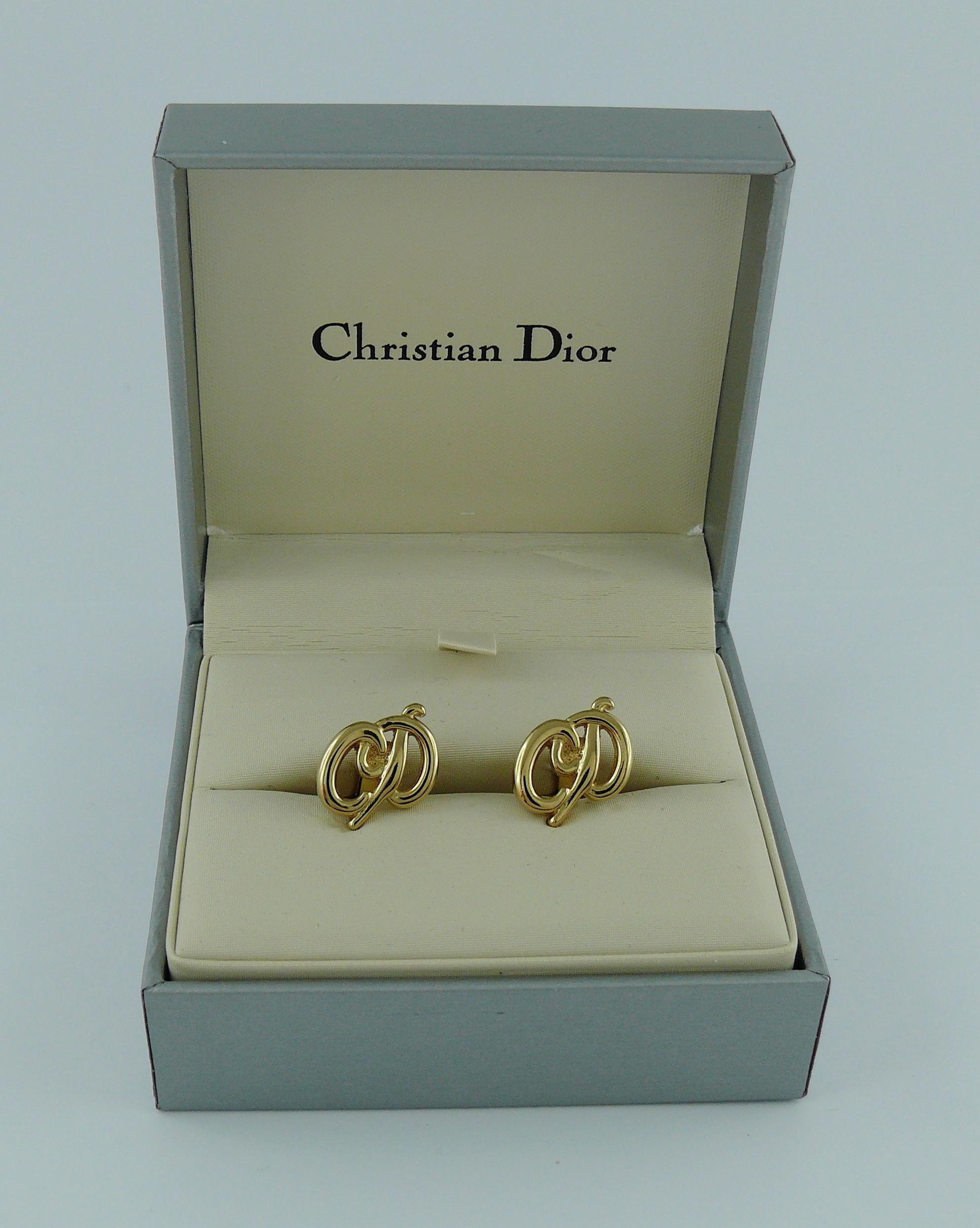 CHRISTIAN DIOR vintage gold toned cuff links featuring CD monogram.

Embossed DIOR.
GERMANY.

Indicative measurements : length approx. 2 cm (0.79 inch) / CD logo max. approx. 1.5 cm x 1.8 cm (0.59 inch x 0.71 inch).

Comes with original box (used