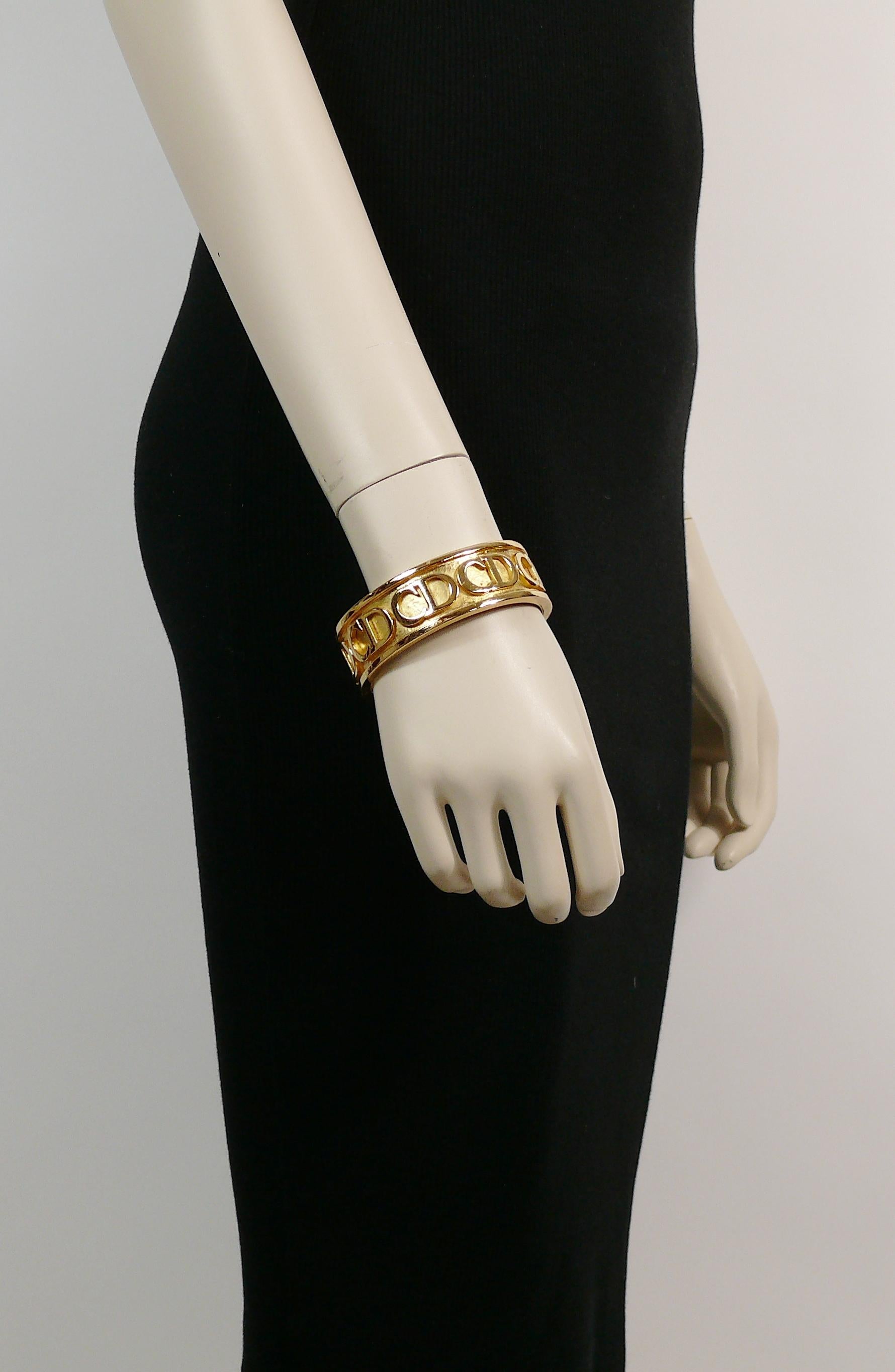 CHRISTIAN DIOR vintage gold toned rigid bracelet featuring CD monograms on a textured background.

Marked CHR. DIOR.
Germany.

Indicative measurements : inner circumference approx. 20.42 cm (8.04 inches) / width approx. 2.2 cm (0.87 inch).

NOTES
-