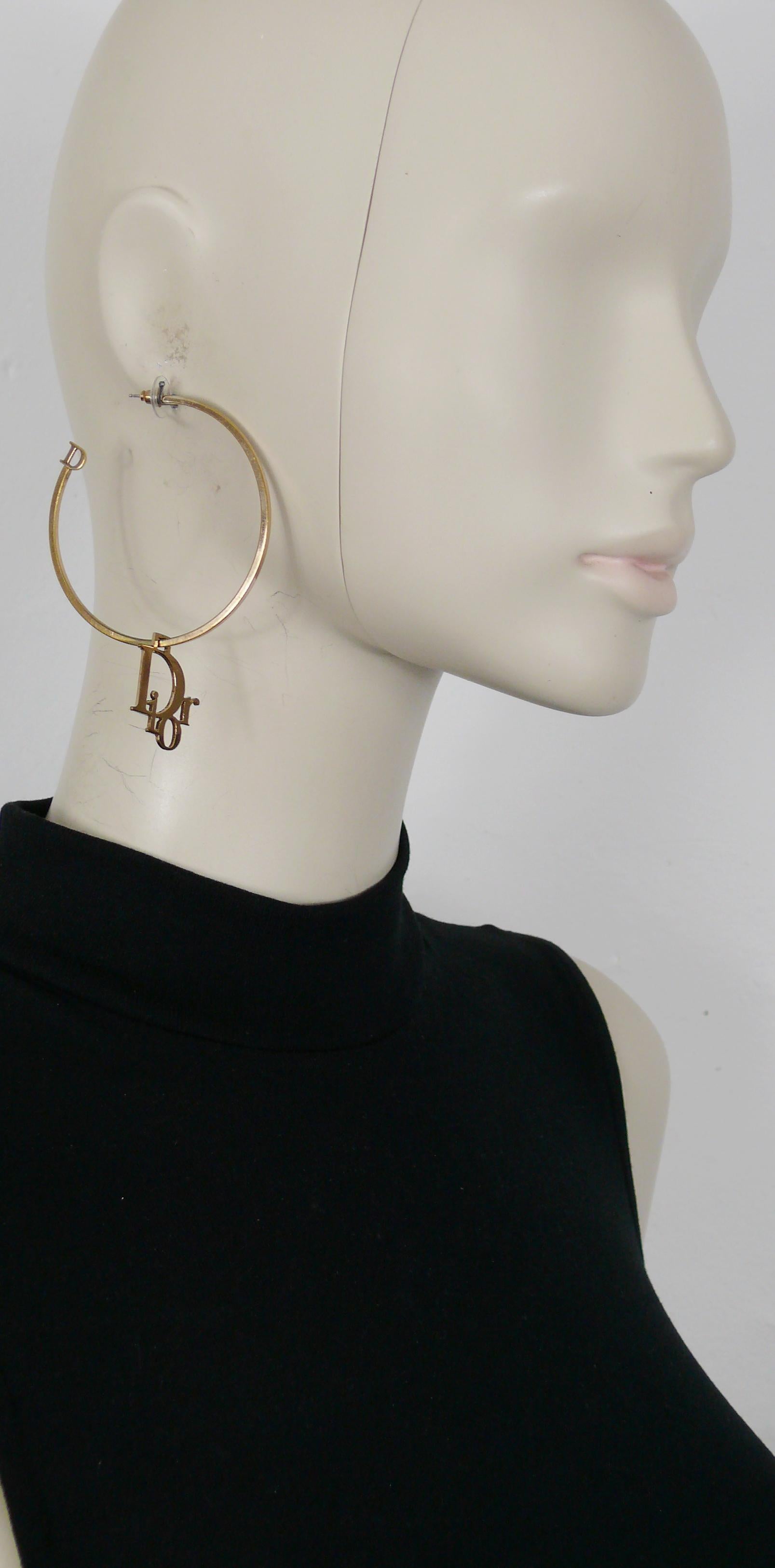 CHRSITIAN DIOR gold toned hoop earrings (for pierced ears) featuring a DIOR Log charm.

Embossed DIOR.

Indicative measurements : diameter approx. 6 cm (2.36 inches).

Comes with the original CHRISTIAN DIOR box (very used vintage