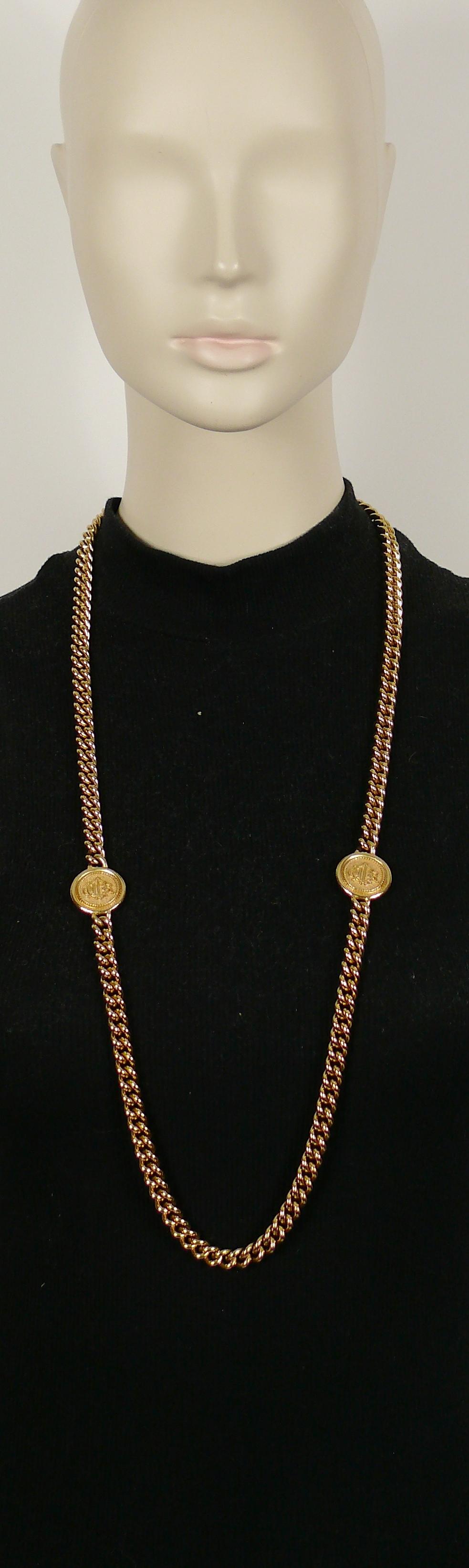 CHRISTIAN DIOR vintage gold toned chain sautoir necklace featuring two logo medallions.

Embossed CHR. DIOR.

Secure clasp closure.

Indicative measurements : total length approx. 90 cm (35.43 inches) / diameter of the medallions approx. 2.1 cm