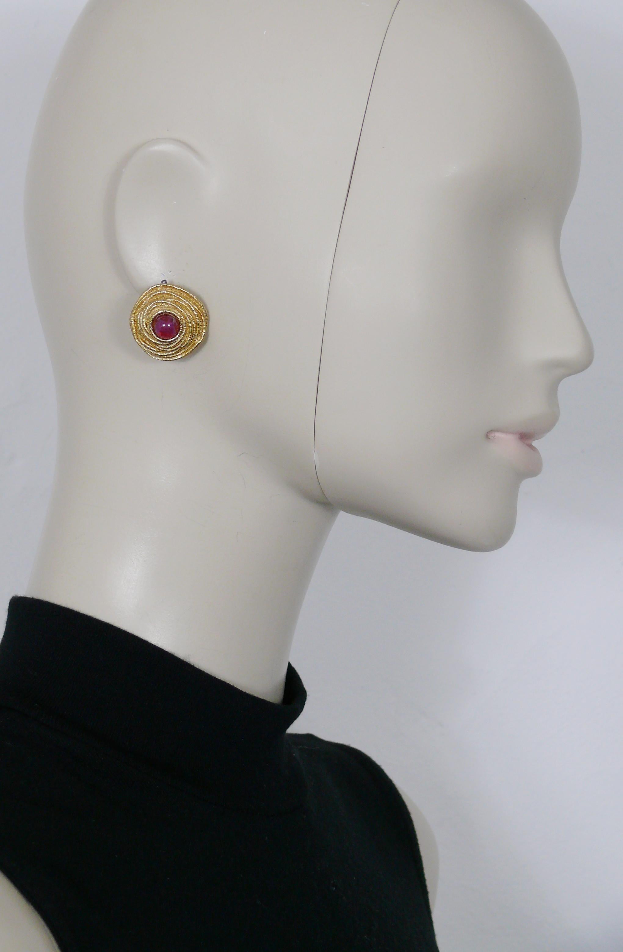 CHRISTIAN DIOR vintage gold toned nest-shaped clip-on earrings embelisshed with a marbled red glass cabochons.

Embossed CHR. DIOR © GERMANY.

Indicative measurements : diameter approx. 2.4 cm (0.94 inch).

Weight per earrings : approx. 8