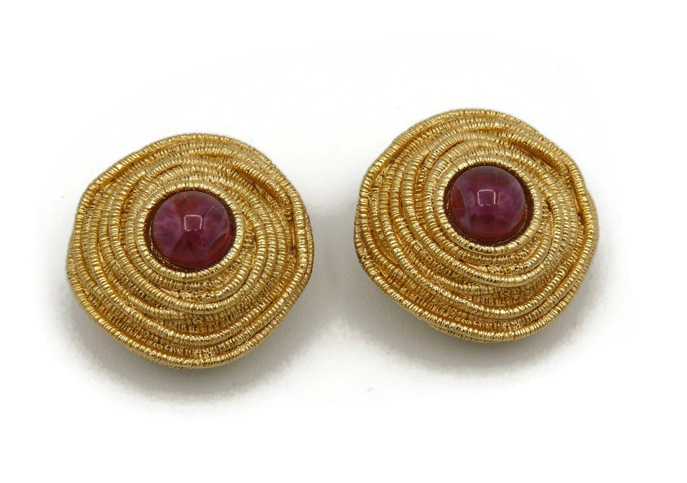 Christian Dior Vintage Gold Toned Nest Glass Cabochon Clip-On Earrings In Excellent Condition For Sale In Nice, FR