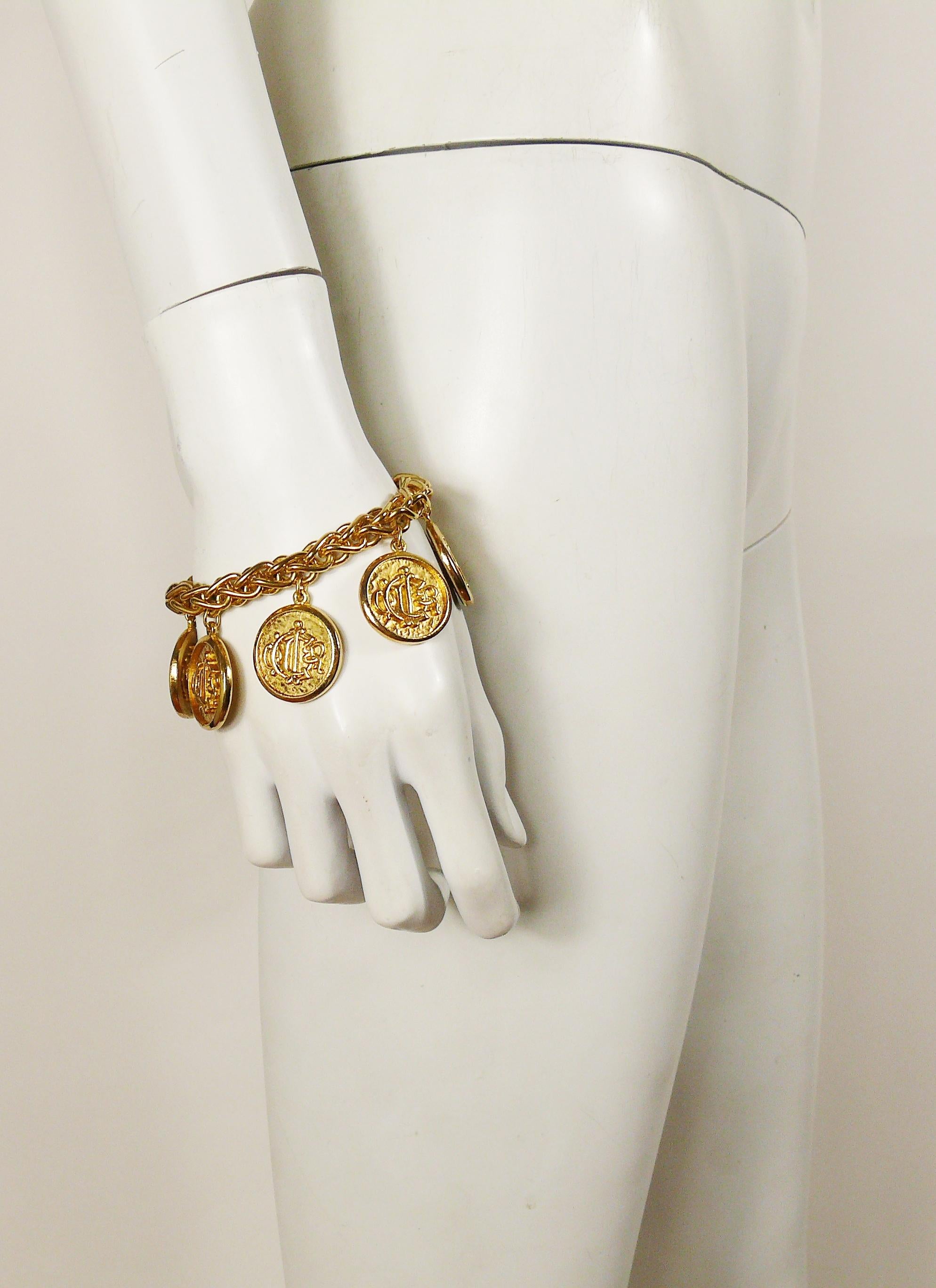 CHRISTIAN DIOR vintage gold toned chain bracelet featuring signature coin charms.

T-bar closure.

Embossed CHR. DIOR ©.
Germany

Indicative measurements : length approx. 21 cm (8.27 inches) / coins diameter 2.3 cm (0.91 inch).

JEWELRY CONDITION