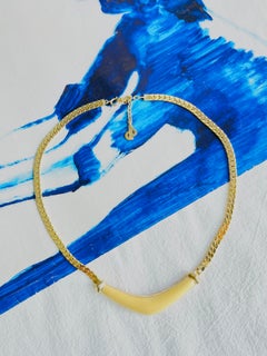 Collana Christian Dior vintage in oro, unisex, con pendente triangolare lungo color crema