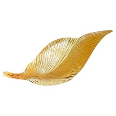 Broche Christian Dior vintage unisexe en or, texturée, longue, avec motif de feuilles aux couleurs vives, torsadée et en spirale