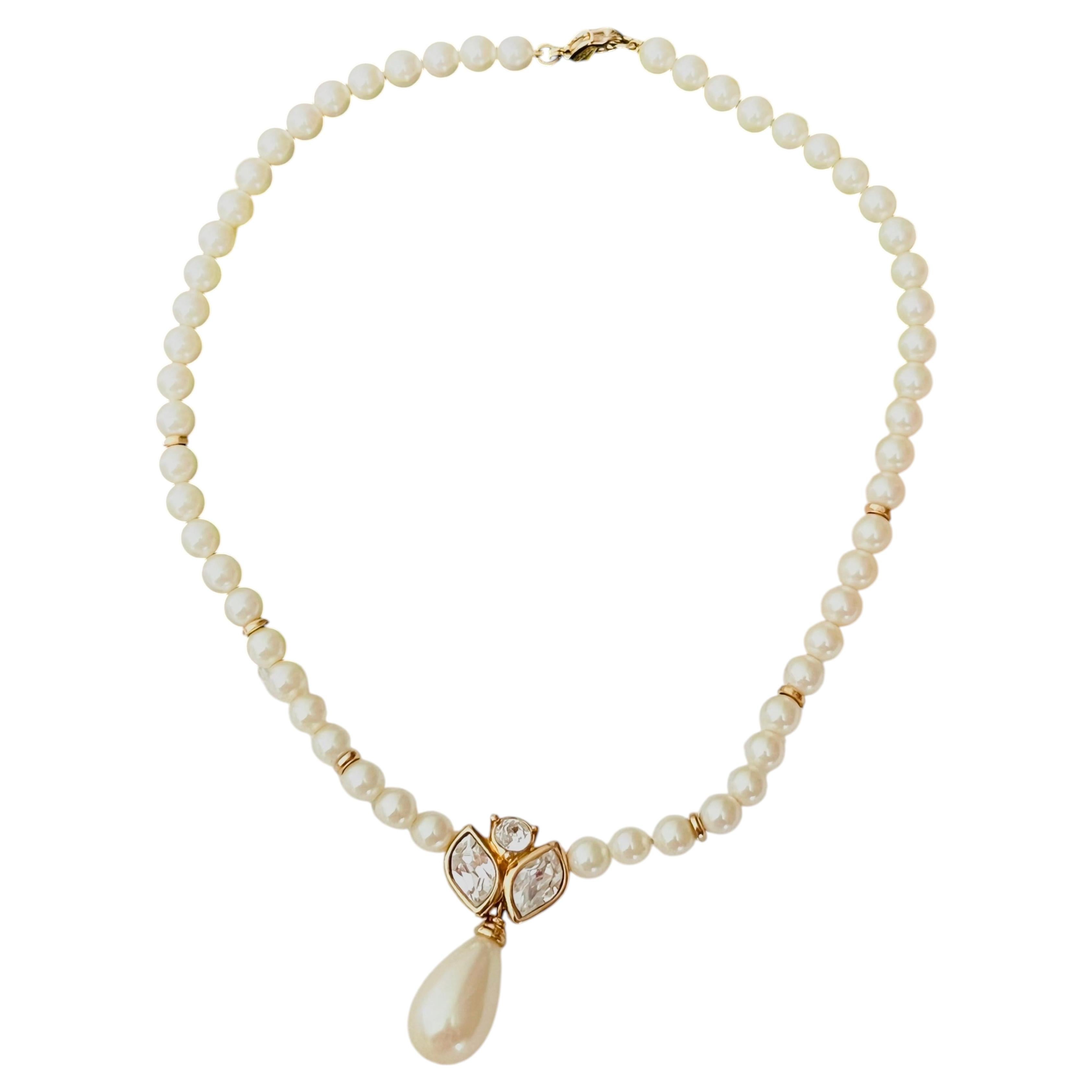 Collier Christian Dior Vintage en or, perles blanches et cristaux, motif « goutte d'eau »