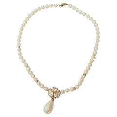 Collier Christian Dior Vintage en or, perles blanches et cristaux, motif « goutte d'eau »