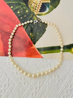 Collana elegante Christian Dior Vintage con perline sferiche di dimensioni variabili e perle bianche
