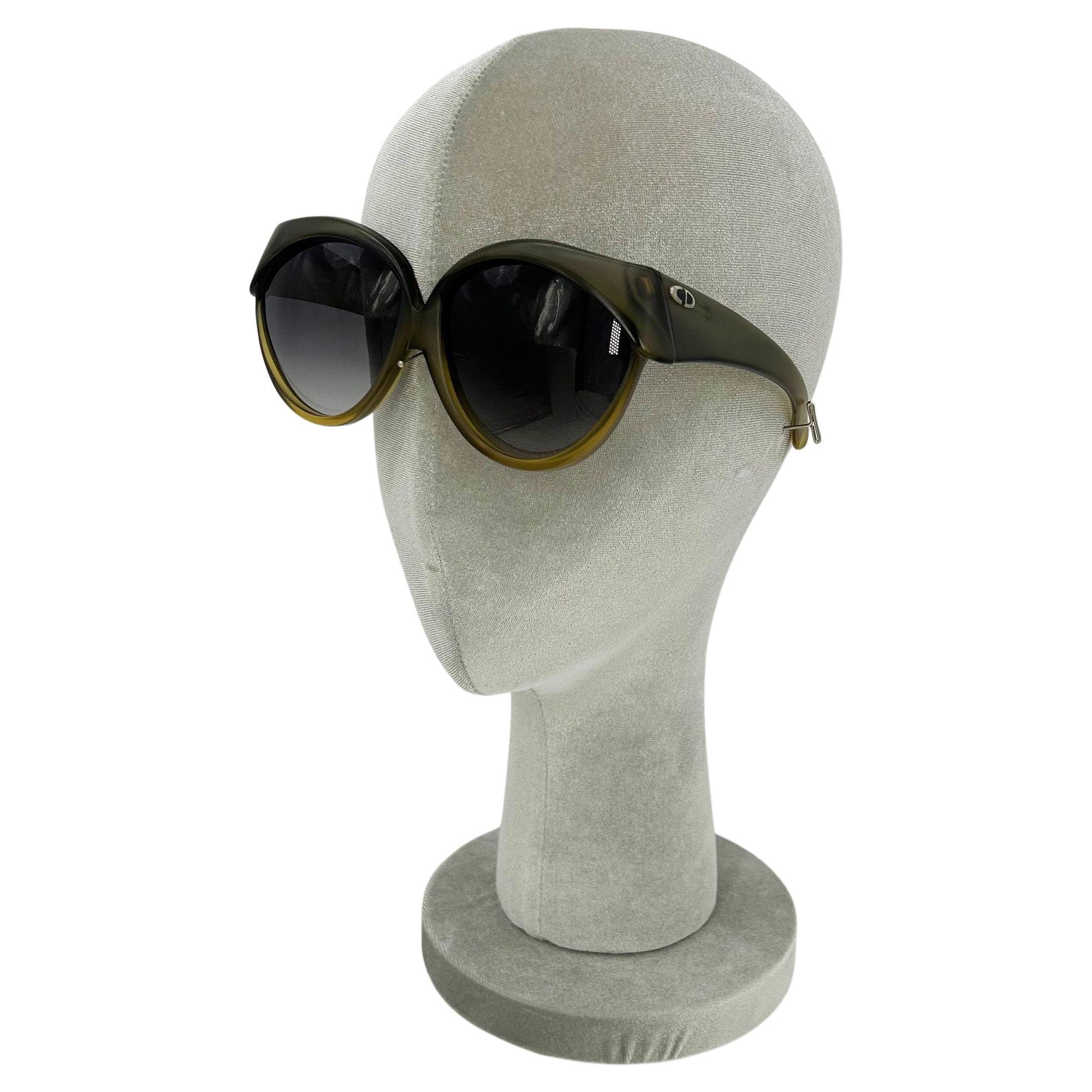 Occhiali da sole con montatura ovale oversize di colore verde vintage di Christian Dior