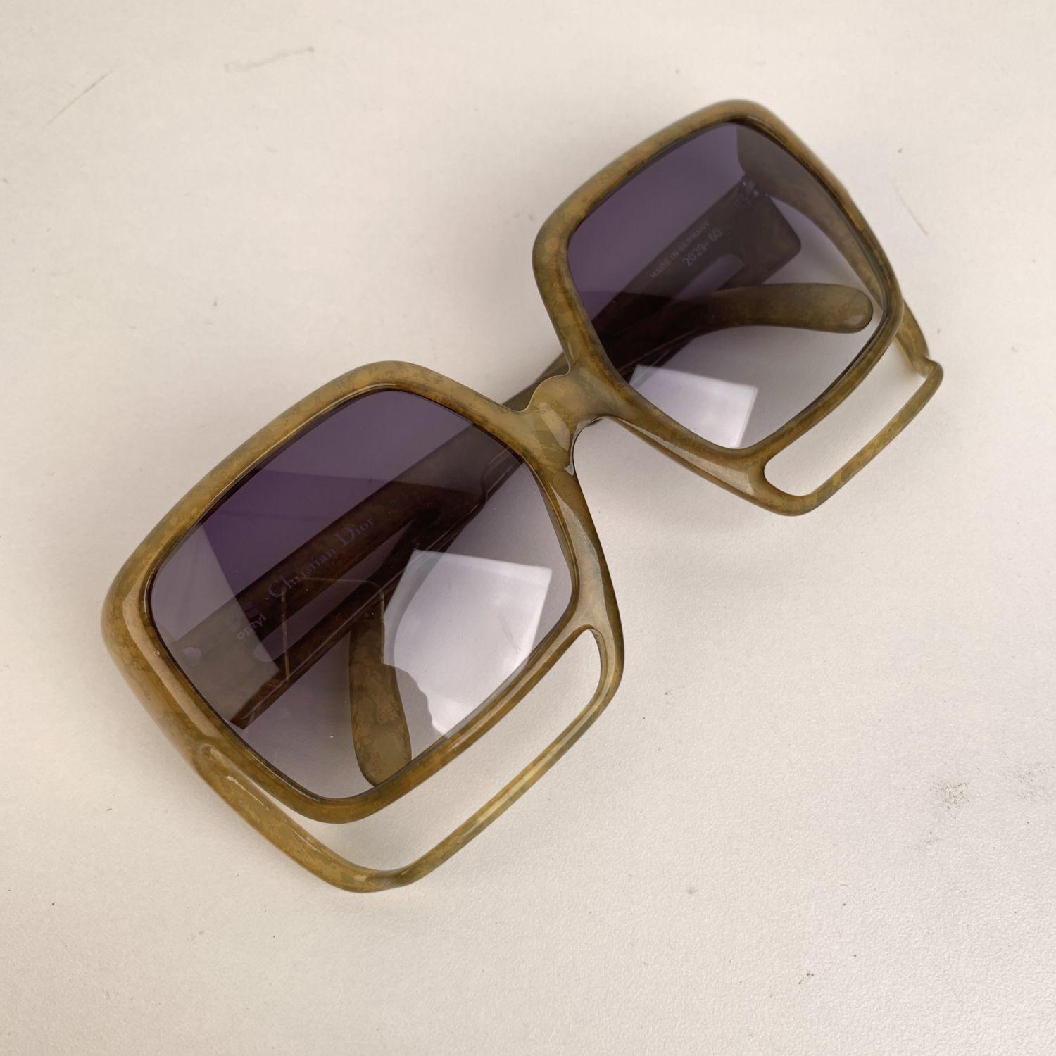 Supreme, Spectacular vintage oversized sunglasses by CHRISTIAN DIOR. Mod. 2029 - 60. Made in Germany. Cut-out details on the front. Beautiful green OPTYL frame, with blue 100% UV protection gradient lenses



Details

MATERIAL: Acetate

COLOR: