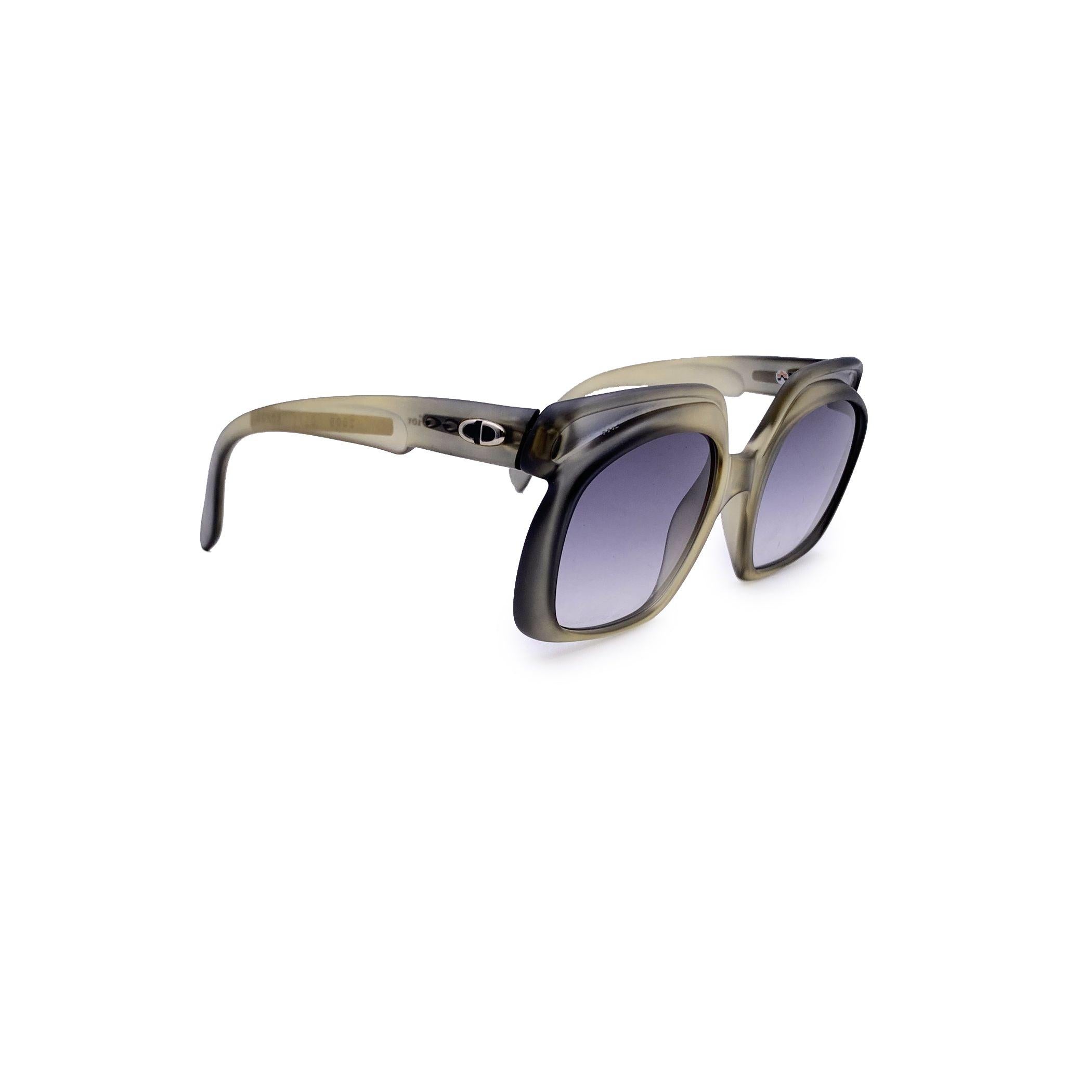 Entra nel fascino sognante degli occhiali retrò con questi occhiali da sole vintage Christian Dior Oversize, modello 2009 - colore 571. Realizzata in Germania con l'Optyl, il materiale leggero tipico di Dior, la montatura presenta un'accattivante