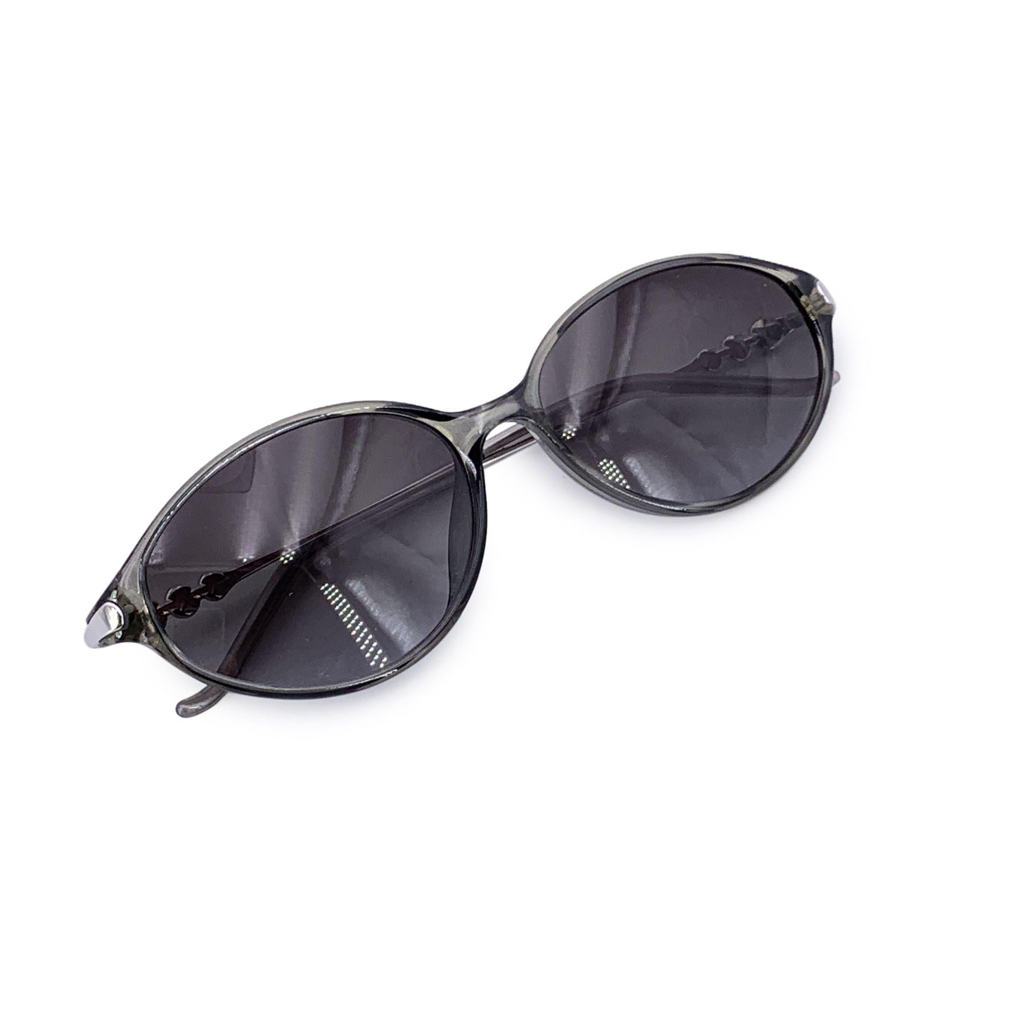 Revisit the understated glamour of the 1980s with these refined Christian Dior CD 3039 sunglasses, a graceful vintage model that effortlessly blends precision and femininity. With their soft oval shape and clean architectural lines, they reflect