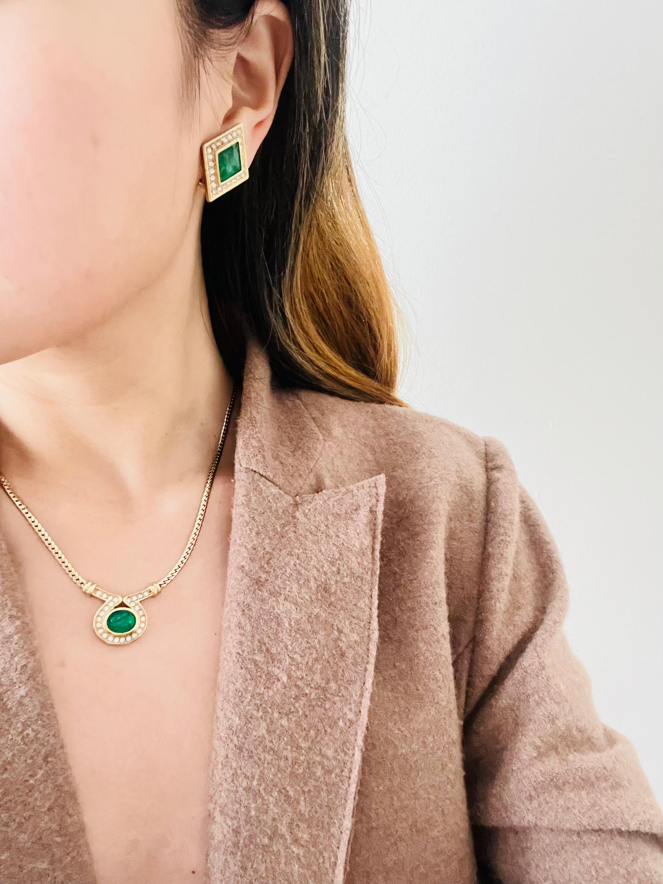 Christian Dior Vintage Gripoix Emerald Green Oval Pendant Crystals Gold Necklace For Sale 3